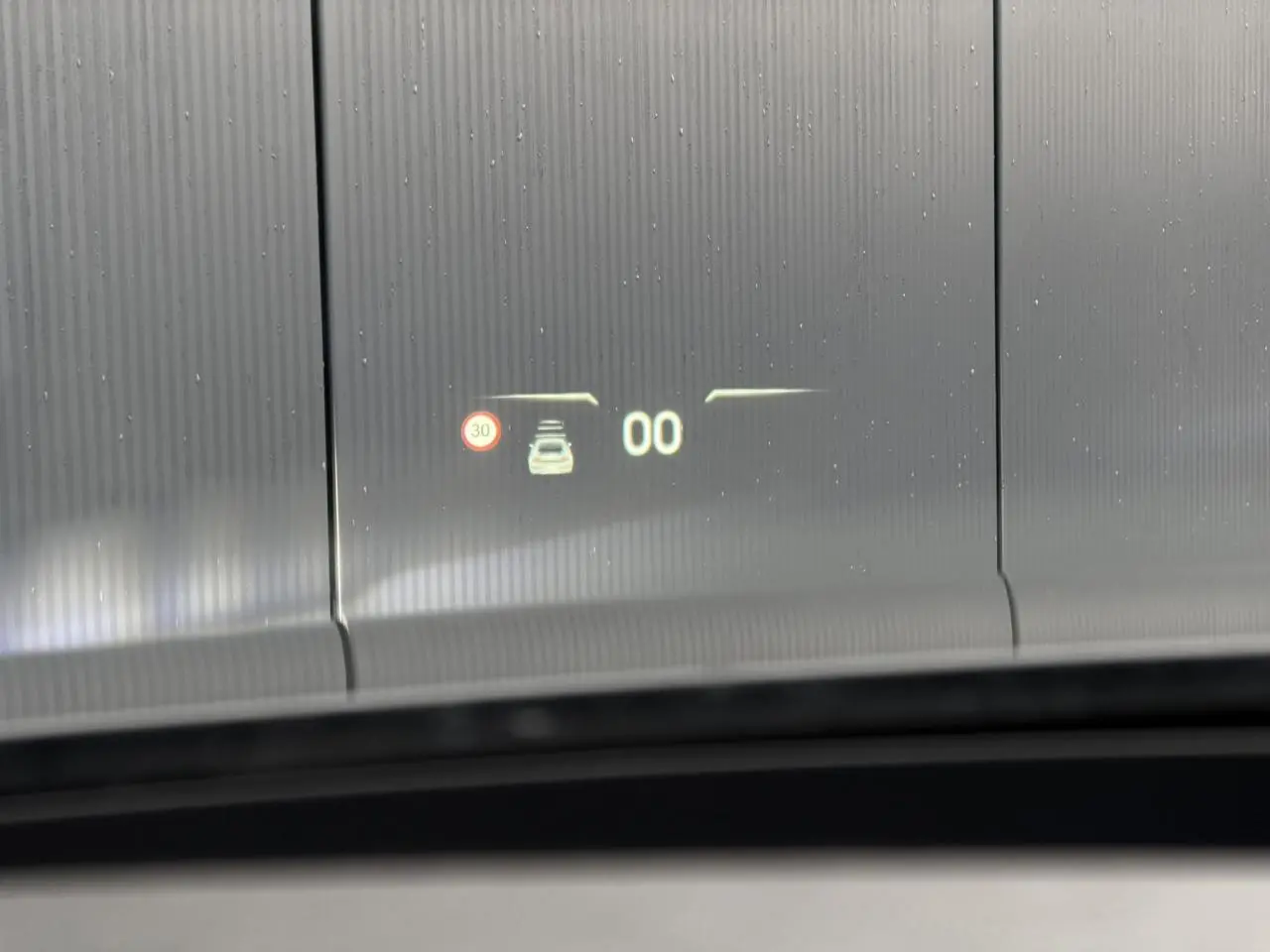 Affichage tête haute numérique du DS4 gris Platinium, vue intérieure frontale sur pare-brise avec indication de vitesse et signal.