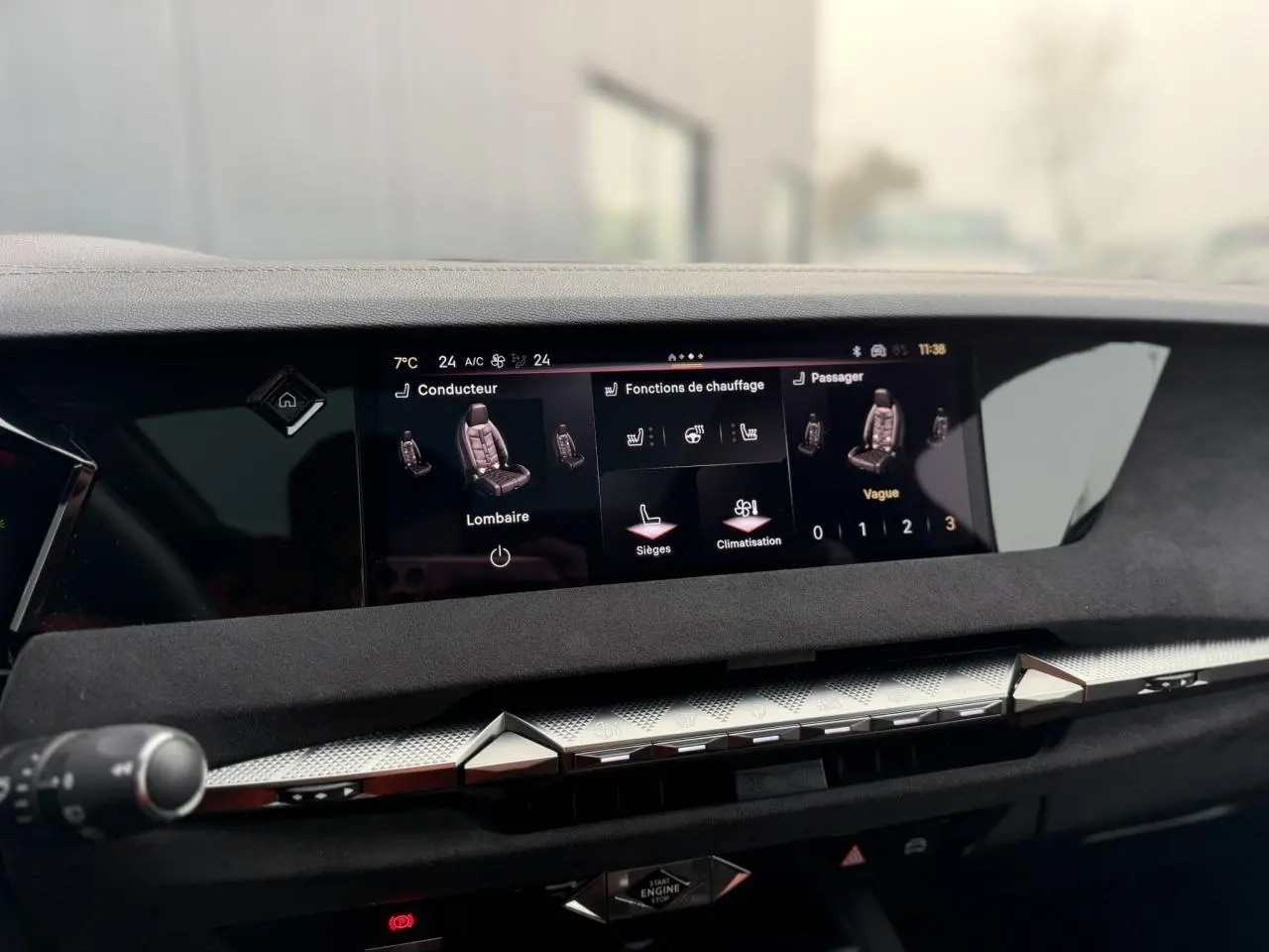Vue rapprochée du tableau de bord noir Alcantara du DS4 2025 avec écran tactile affichant les fonctions de chauffage des sièges.