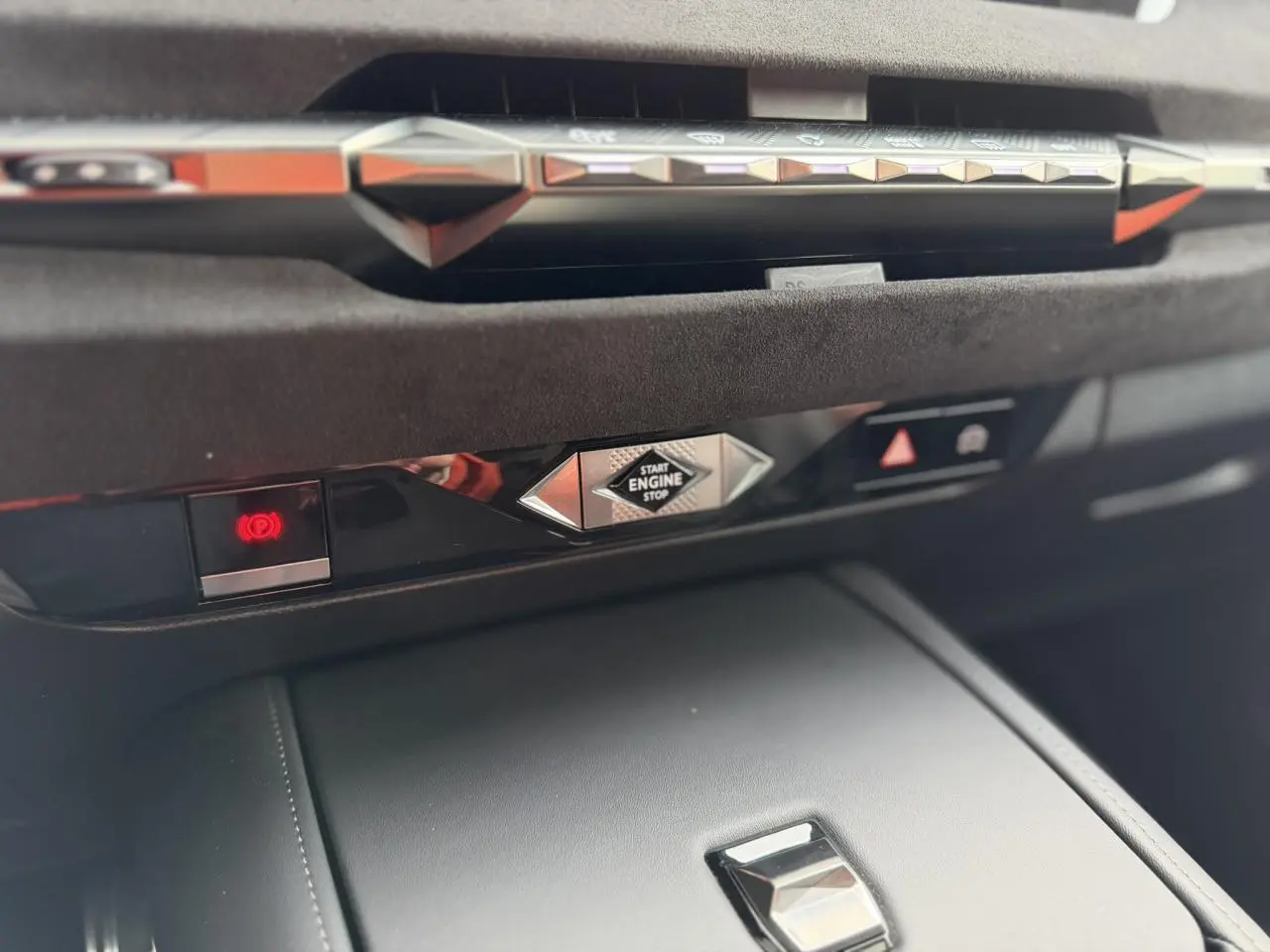 Détail du bouton Start Engine Stop et commandes sur la console centrale en Alcantara noir du DS4 Gris Platinium.
