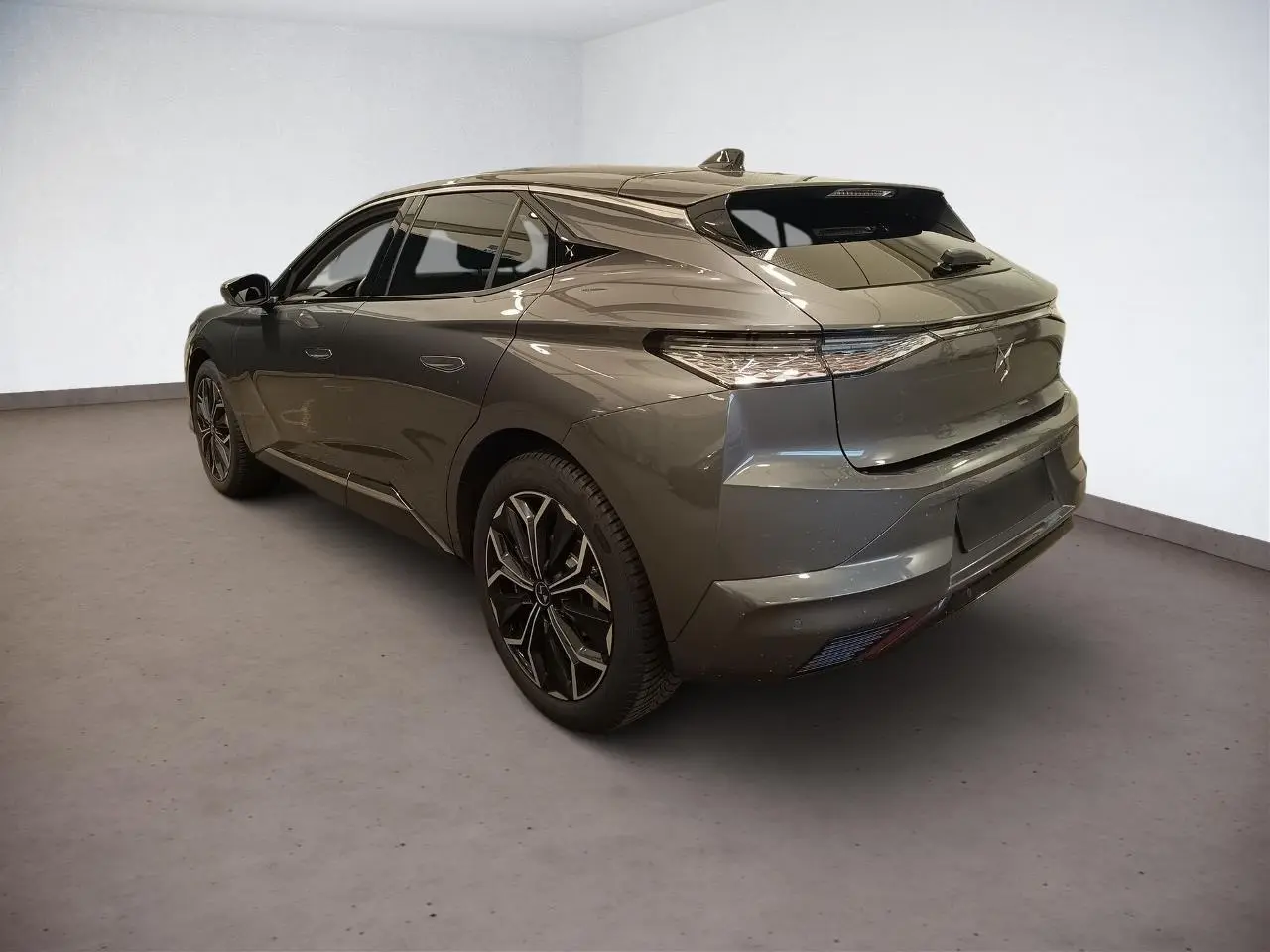 Vue 3/4 arrière droite d'une DS4 gris Platinium avec jantes alliage 19'' et toit ouvrant électrique.