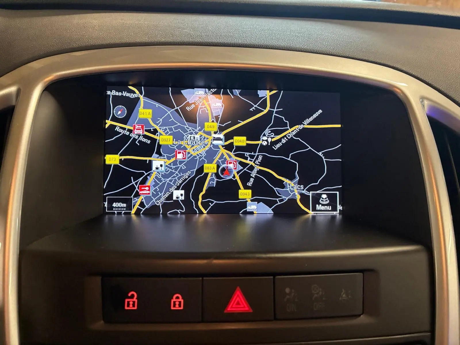 Écran de navigation couleur intégré au tableau de bord de l’Opel Astra gris 2015, avec commandes de verrouillage visibles.