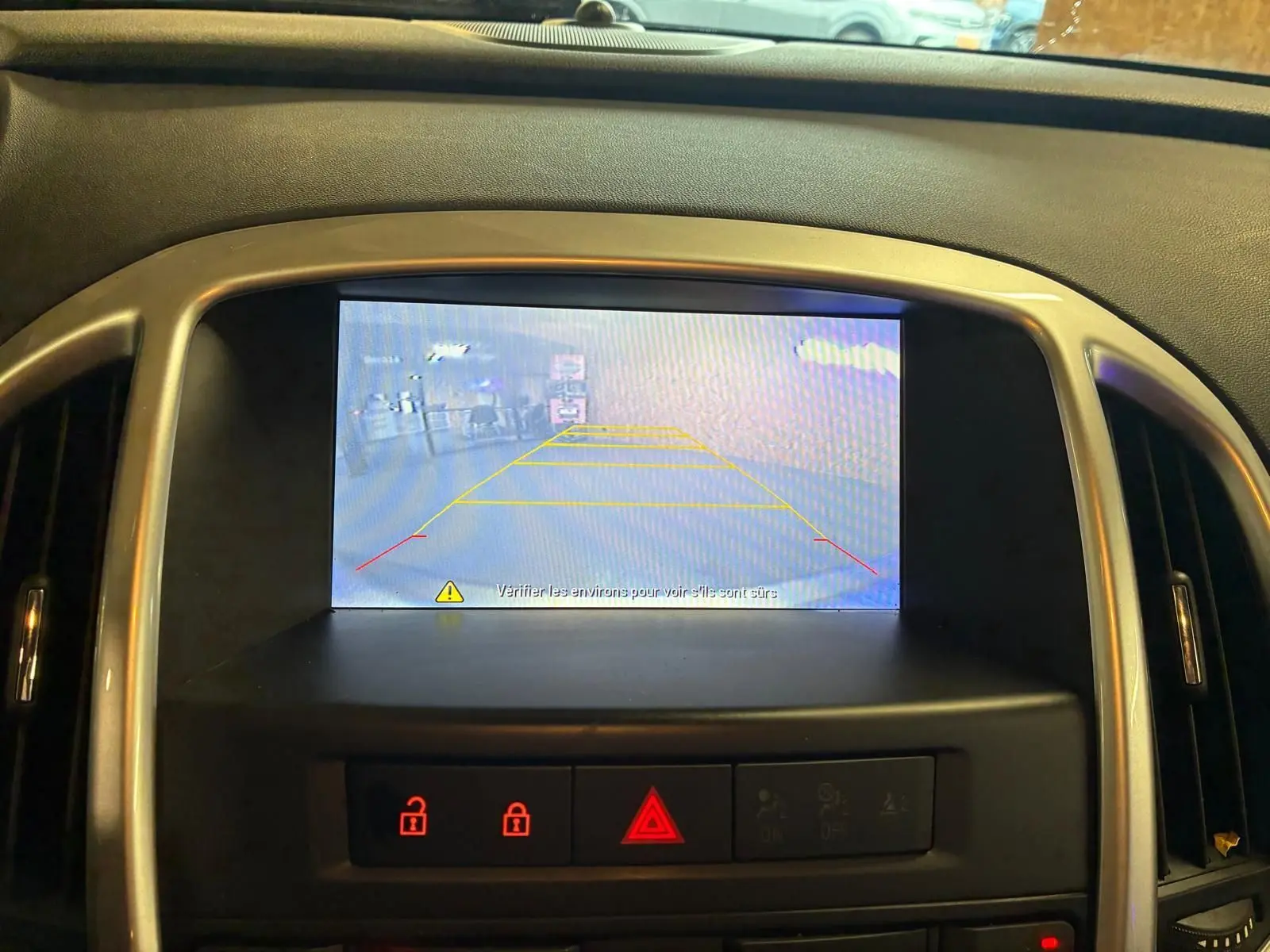 Affichage de la caméra de recul sur l’écran central du tableau de bord d’une Opel Astra gris 2015, vue intérieure.