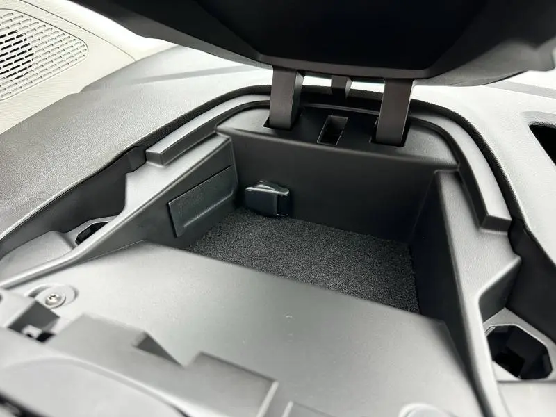 Gros plan sur le compartiment de rangement intérieur noir du Nissan Townstar L1 EV 2024, finition Acenta.