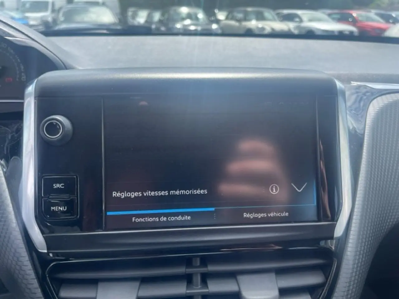 Écran tactile central de la Peugeot 208 blanc perle, affichant les réglages de vitesses mémorisées en intérieur.