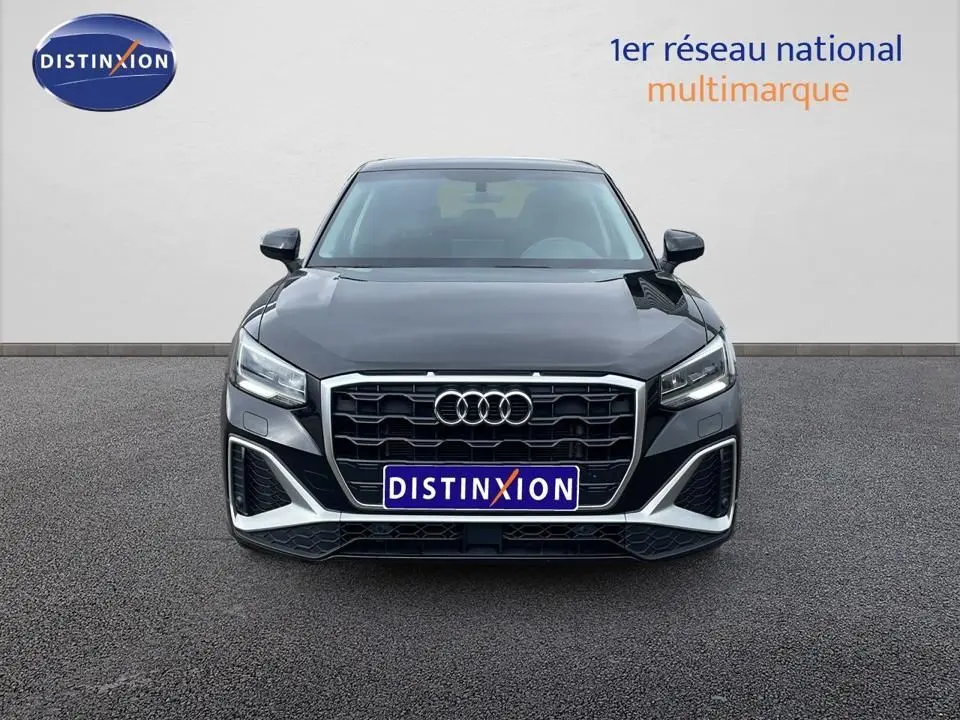 Audi Q2 35 TFSI S-Line noir mito métal vue de face avec calandre hexagonale et phares LED marqués