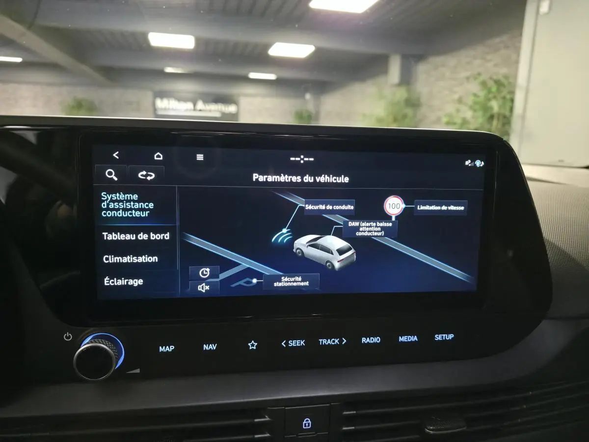 Écran tactile intérieur du Hyundai Bayon 2025 affichant les paramètres d’assistance à la conduite, vue frontale.