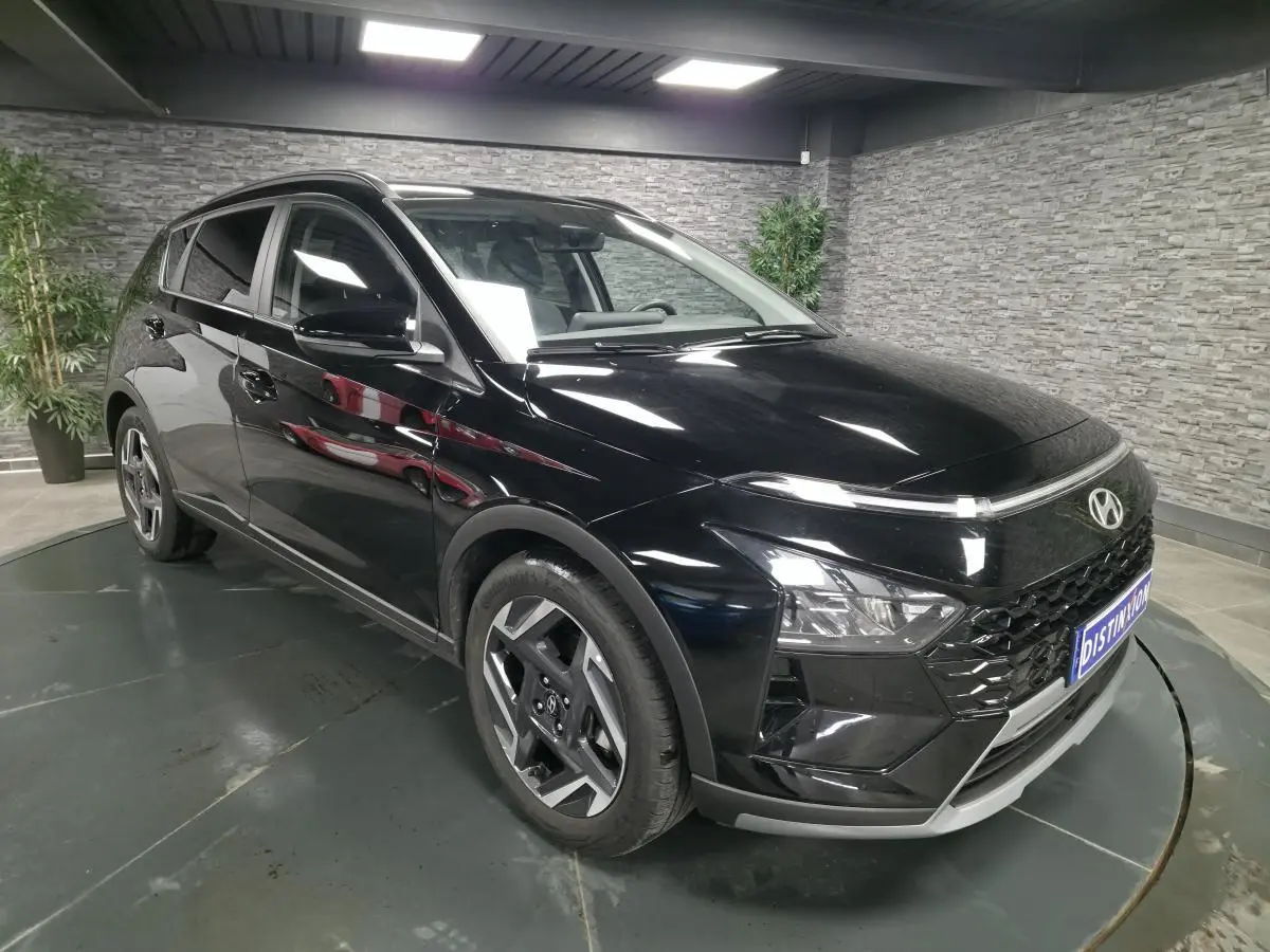 Vue 3/4 avant droit d'une Hyundai Bayon noire 2025 avec calandre noir laqué et jantes alliage 17 pouces.