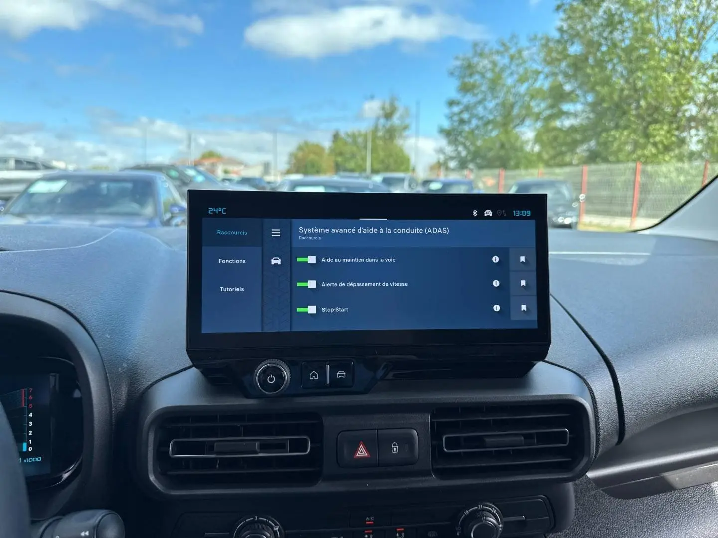 Vue intérieure du tableau de bord du Citroën Berlingo XL Diesel 130ch 2026 avec écran tactile affichant l'aide à la conduite.