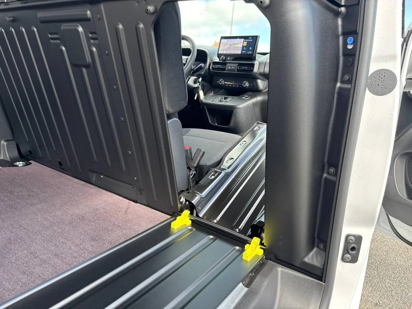 Vue intérieure côté droit du Citroën Berlingo Fourgon XL blanc Icy, montrant l'espace de chargement et le tableau de bord.
