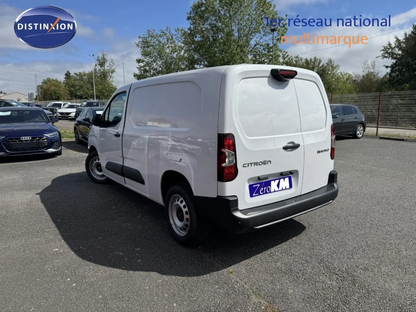 Vue 3/4 arrière droite du Citroën Berlingo Fourgon XL blanc Icy avec portes arrière pleines et jantes acier.