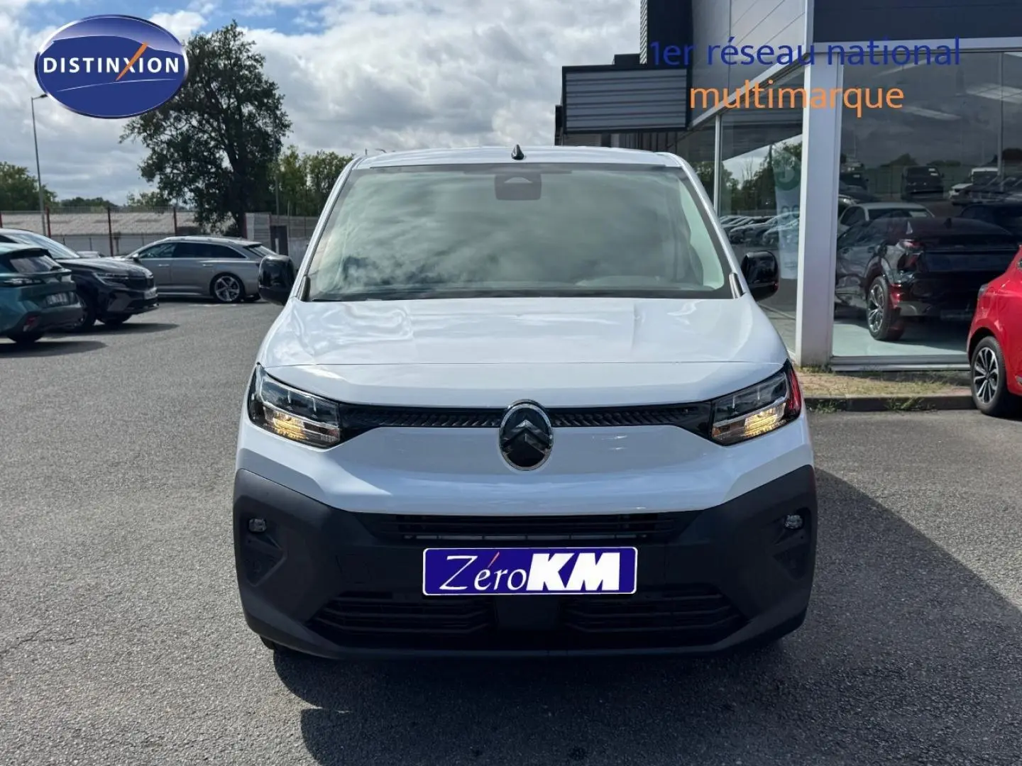 Vue avant d'un Citroën Berlingo Fourgon XL Diesel blanc Icy avec bouclier noir et phares allumés en extérieur.