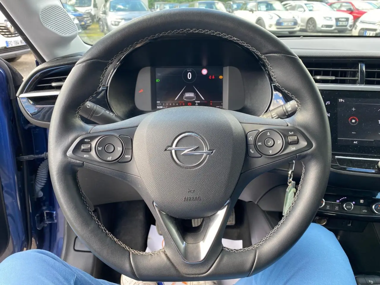 Volant en cuir multifonction de l'Opel Corsa bleu nautique 2021, avec tableau de bord digital et écran tactile visible.