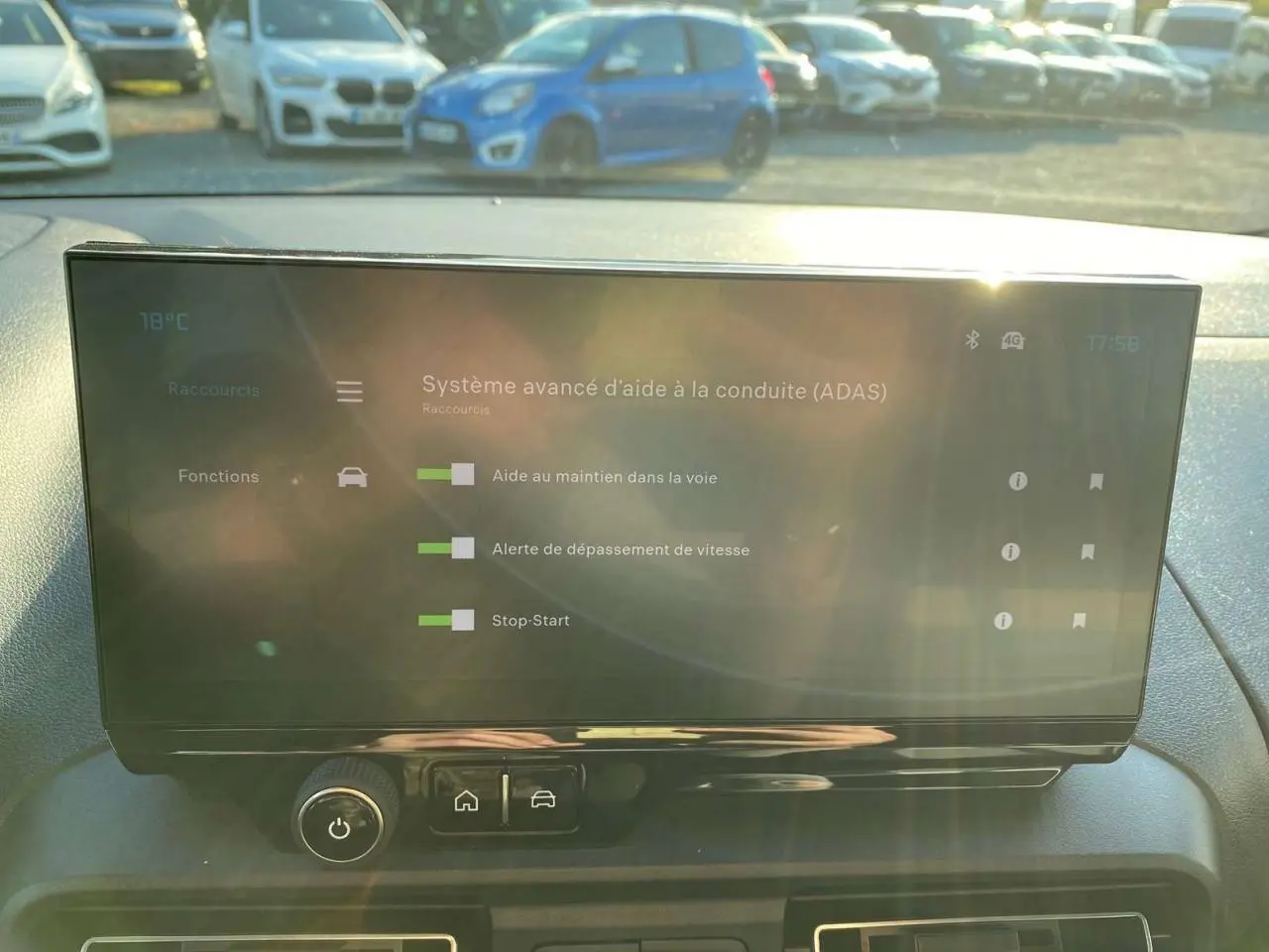 Vue intérieure sur l'écran tactile du tableau de bord du Citroën Berlingo 2025, affichant l'aide à la conduite.