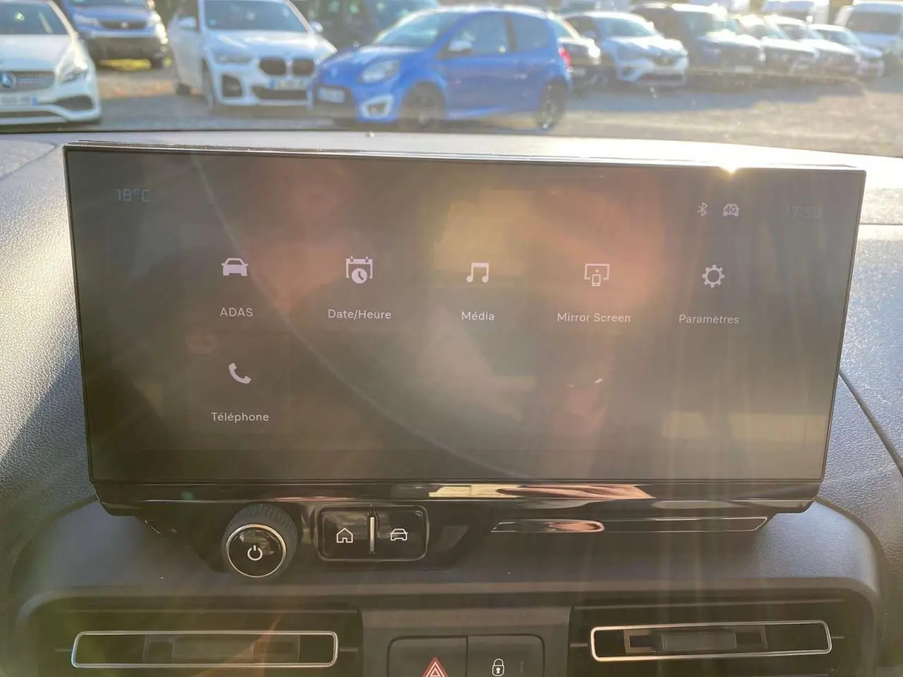 Écran tactile central du tableau de bord du Citroën Berlingo 2025, affichant les options multimédia et connectivité.