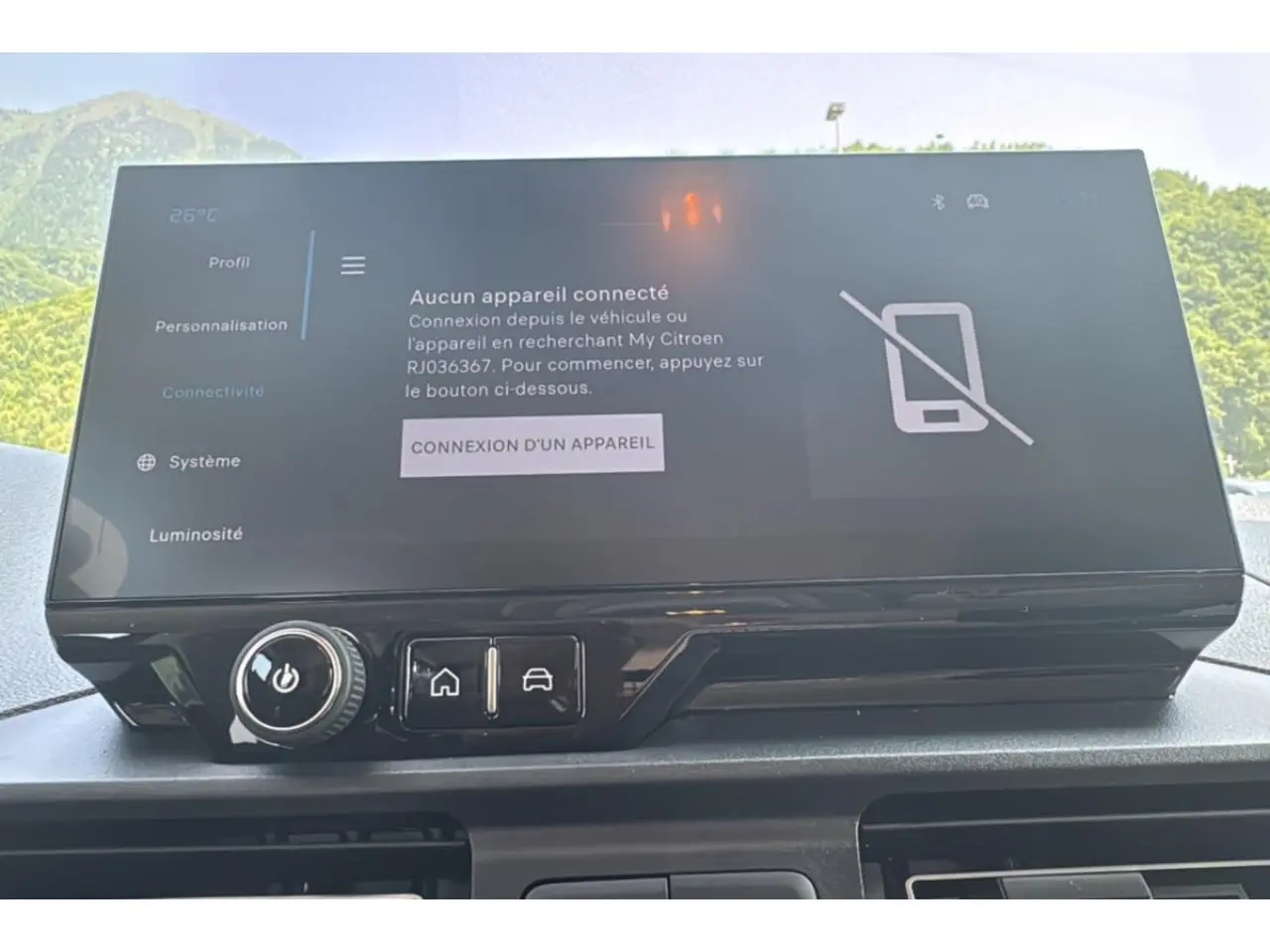 Écran tactile 10 pouces du tableau de bord du Citroën Berlingo 2025 affichant le menu de connexion Bluetooth.