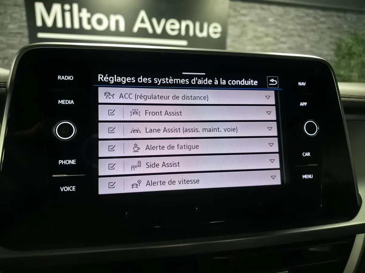 Écran tactile central du Volkswagen T-Roc Cabriolet 2024 affichant les réglages des aides à la conduite.