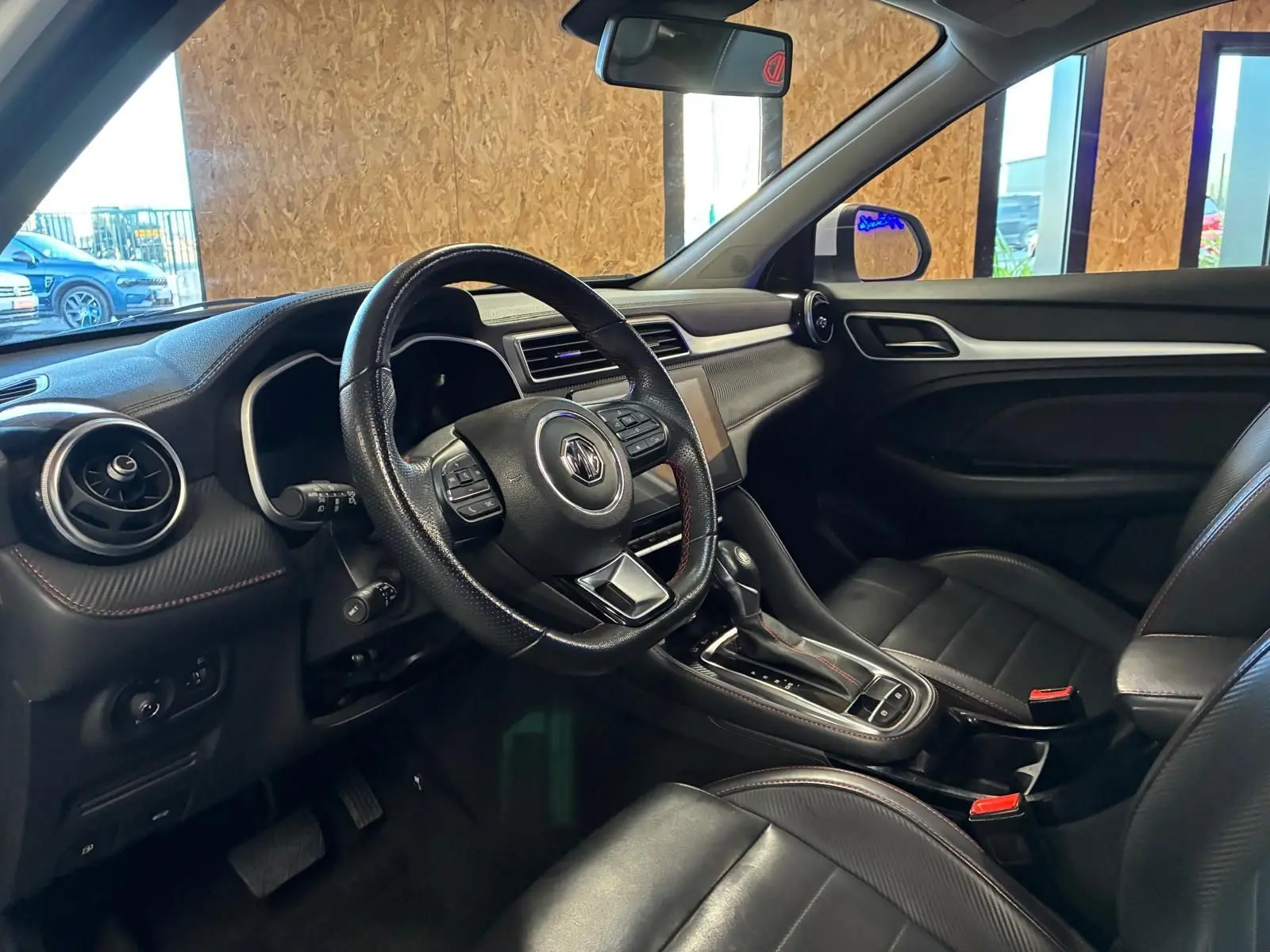 Intérieur noir du MG ZS 1.0 TGDI 111 BVA Luxury 2022, vue côté conducteur avec volant cuir et console centrale.