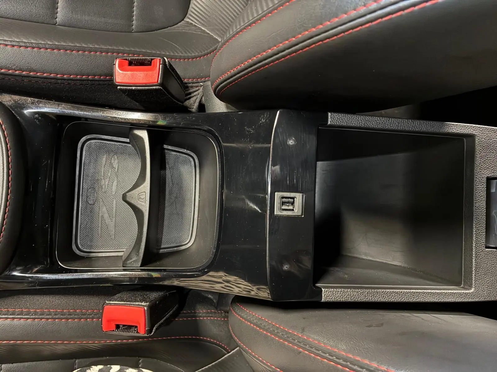 Vue rapprochée de la console centrale noire avec surpiqûres rouges du MG ZS 2022, version Luxury blanche.
