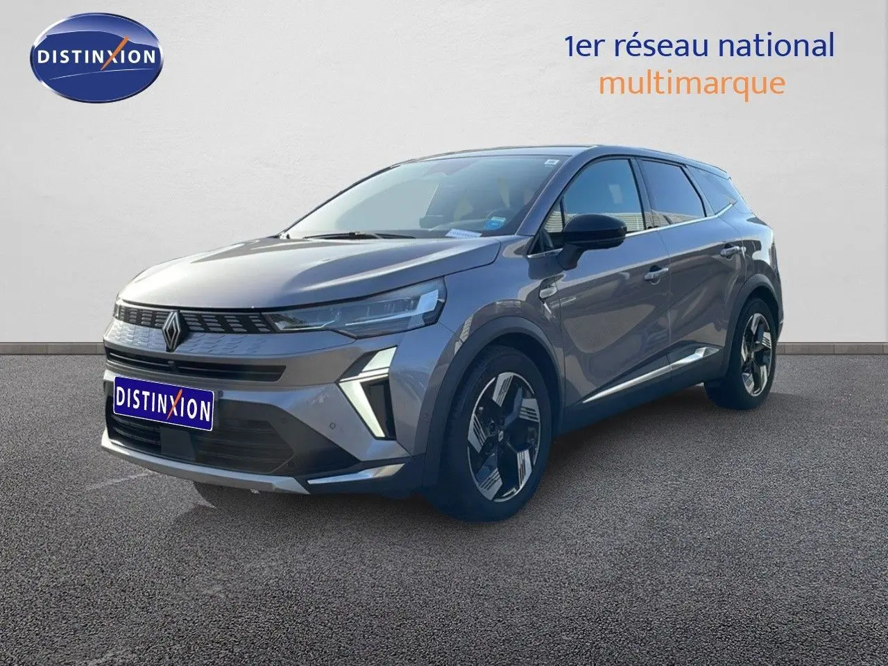 Renault Symbioz 2025 gris cassiopée métal en 3/4 avant droit, SUV hybride avec lignes modernes et jantes bicolores.