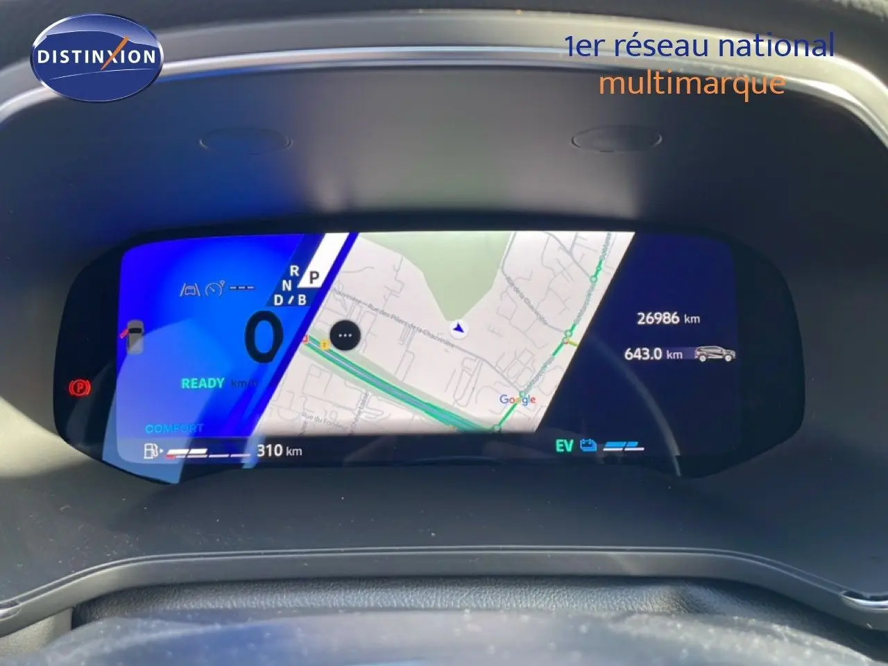 Affichage numérique du tableau de bord de la Renault Symbioz gris cassiopée, montrant la navigation et l'autonomie.