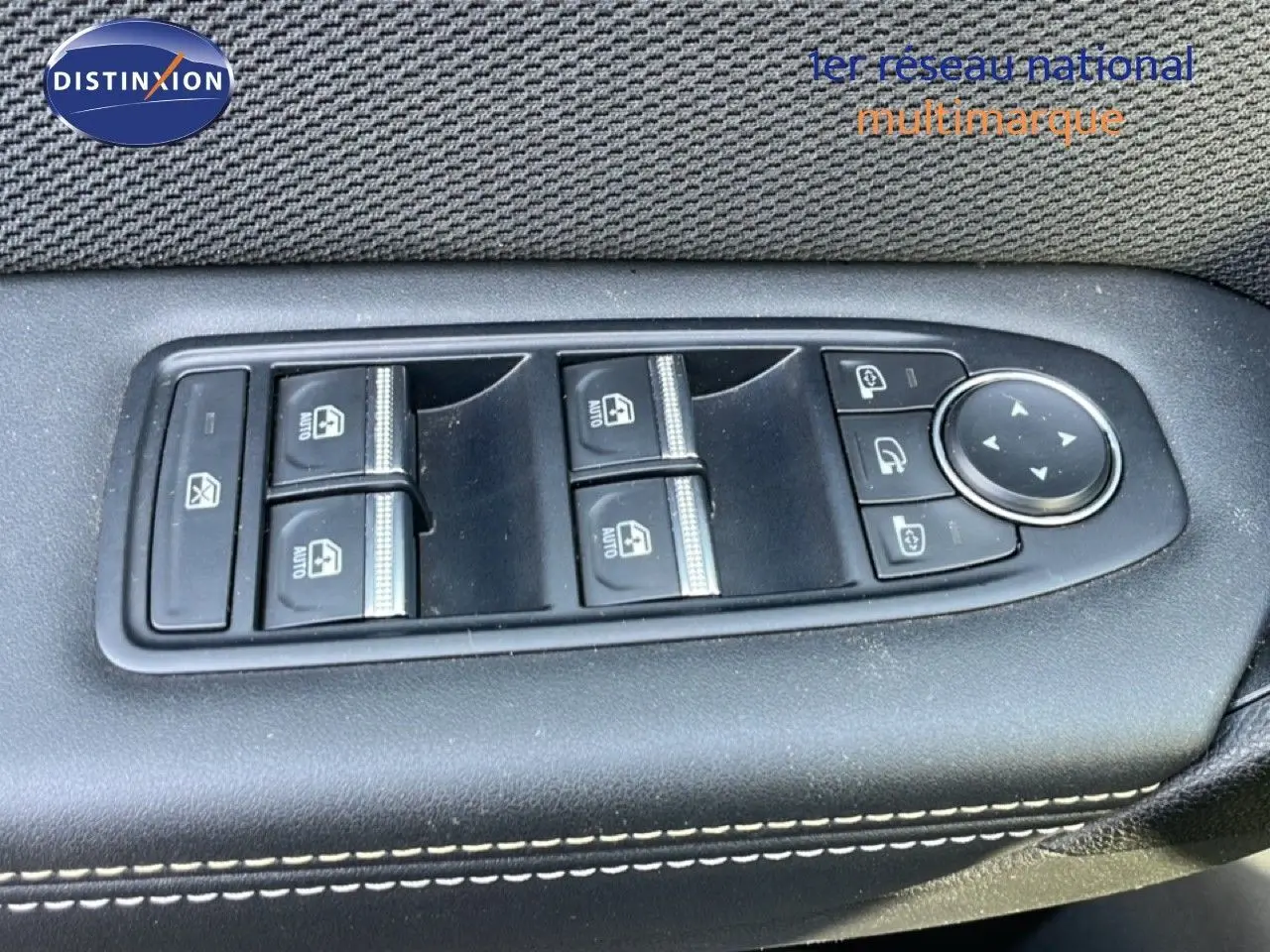 Panneau de commandes des vitres électriques côté conducteur sur Renault Symbioz gris cassiopée métal, intérieur cuir noir.