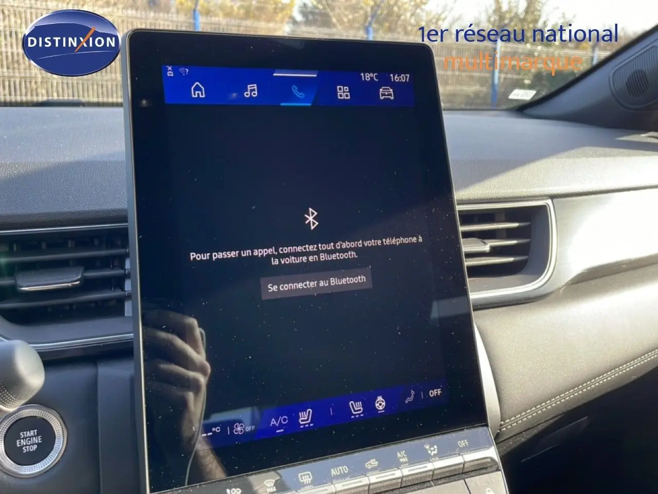 Intérieur de la Renault Symbioz 2025 en gris cassiopée, vue sur l'écran tactile central et la console de bord.