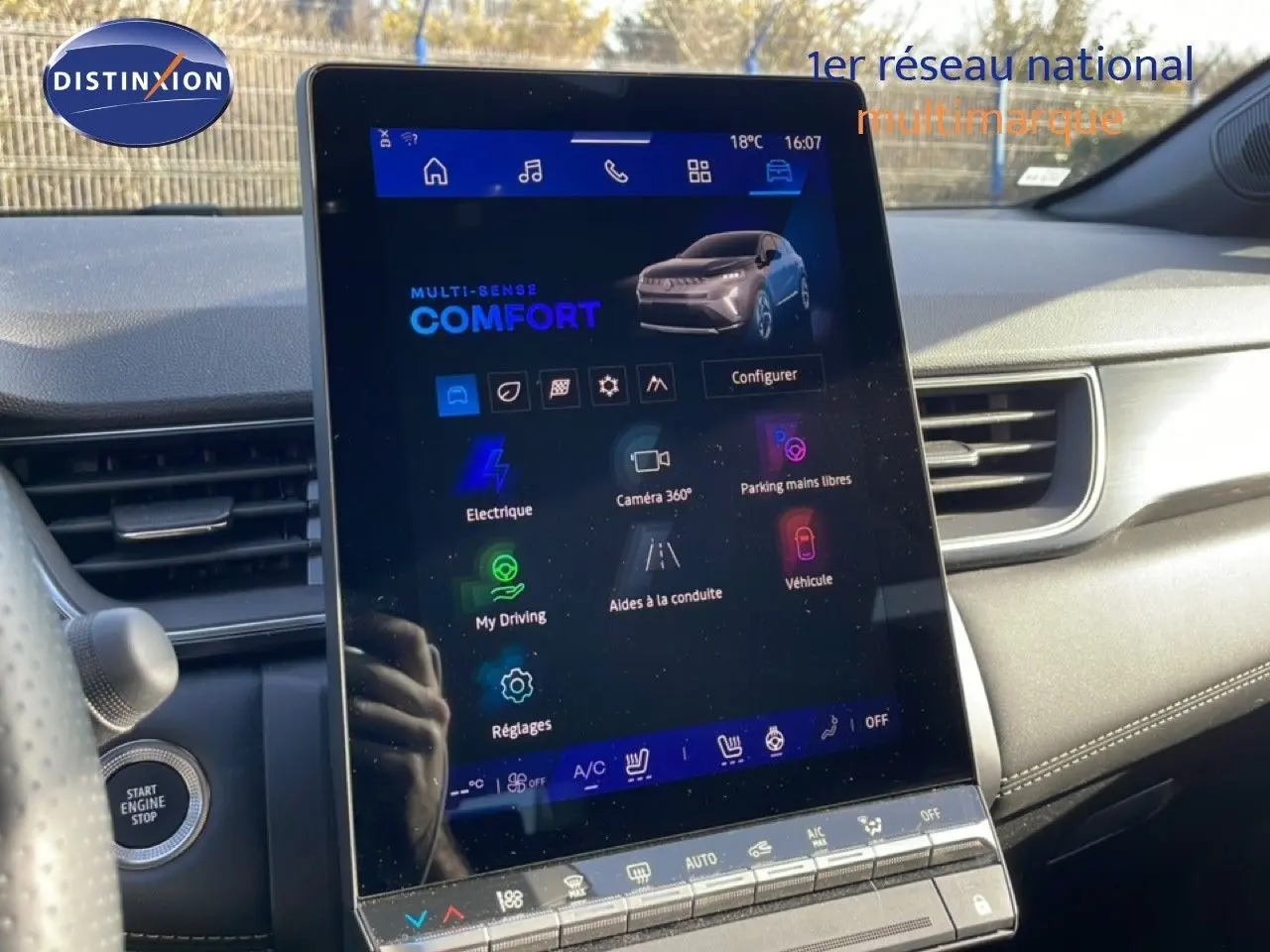 Écran tactile central du tableau de bord de la Renault Symbioz gris cassiopée, affichant les options de conduite en mode confort.