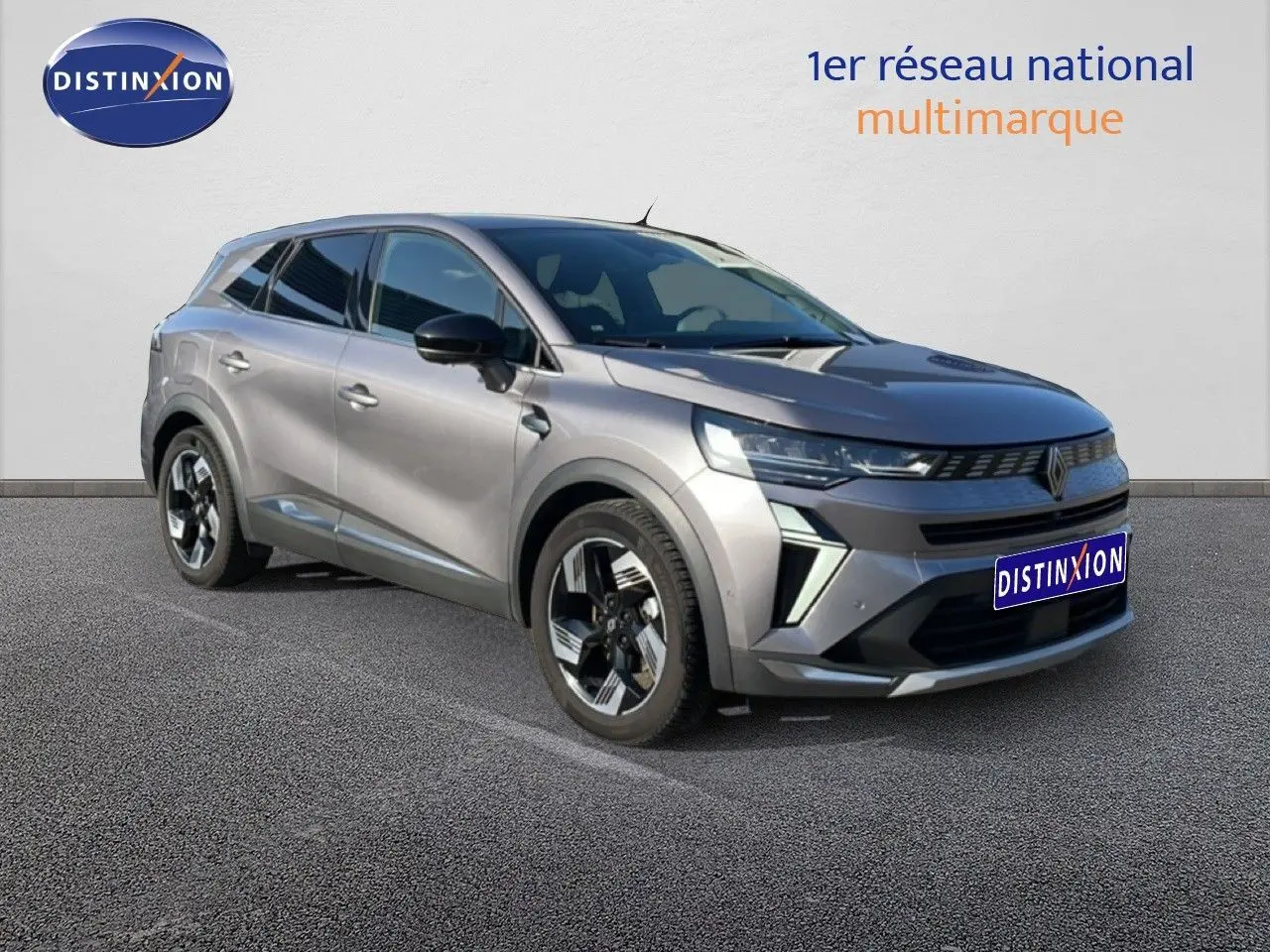 Renault Symbioz gris cassiopée métal en 3/4 avant droit, SUV hybride avec jantes bi-ton et calandre moderne.