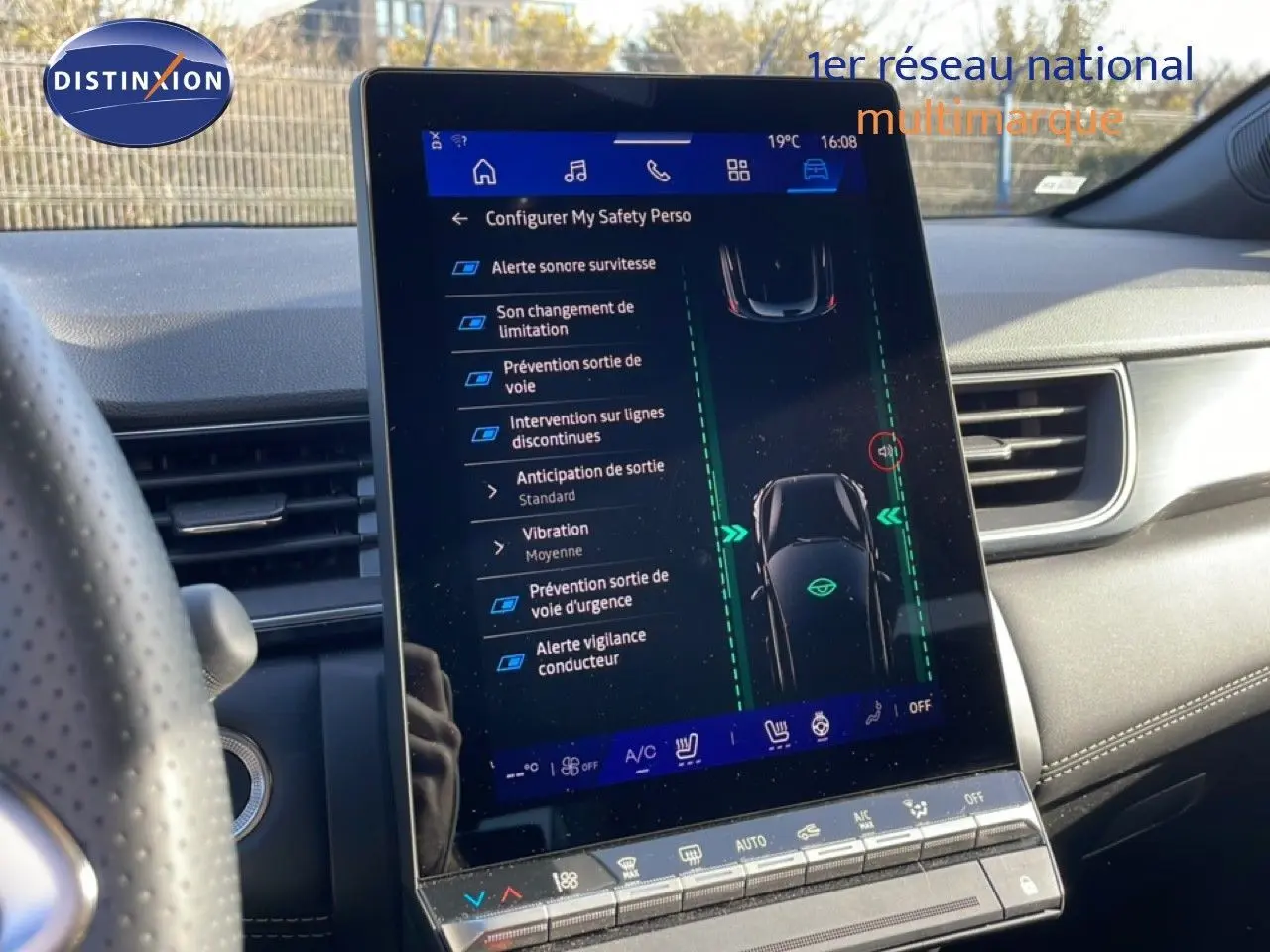 Écran tactile central affichant les réglages d'aide à la conduite dans le tableau de bord gris du Renault Symbioz 2025.