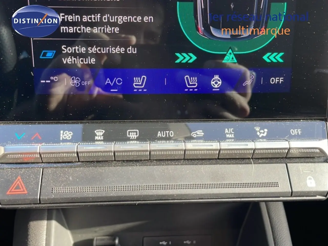 Gros plan sur la console centrale du Renault Symbioz gris cassiopée métal, affichage tactile et commandes climatisation.