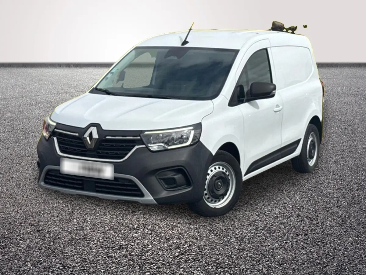 Renault Kangoo blanc en 3/4 avant droit, avec pare-chocs noir mat et jantes acier simples.