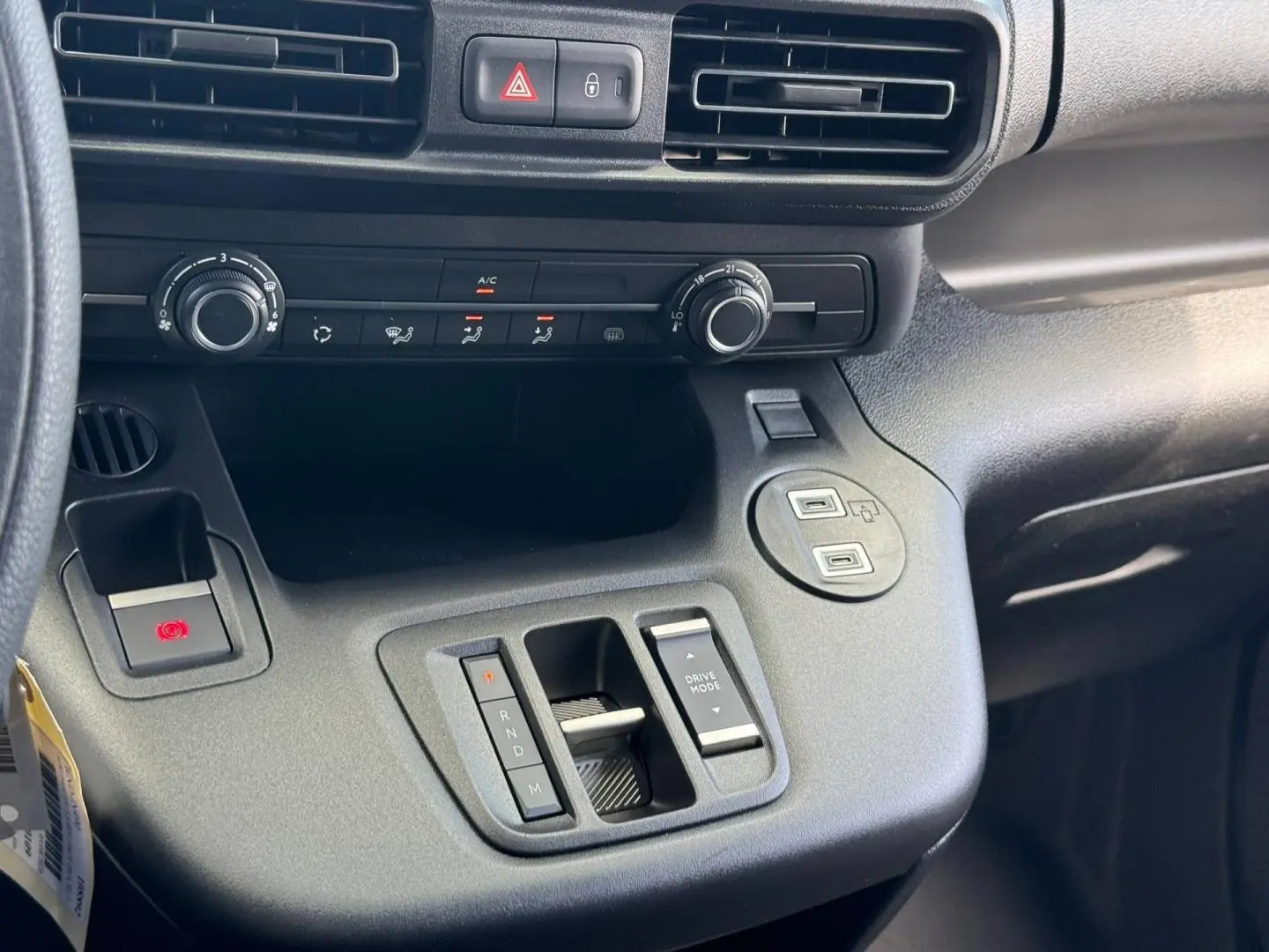 Vue rapprochée de la console centrale noire du Citroën Berlingo Fourgon XL Diesel 130ch avec commandes de climatisation et boîte automatique.