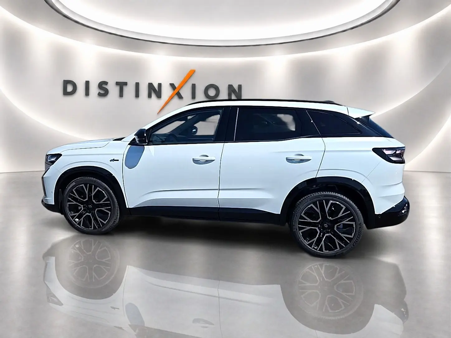 Profil droit du Renault Austral blanc nacré esprit Alpine, avec jantes noires et toit noir contrasté en showroom.