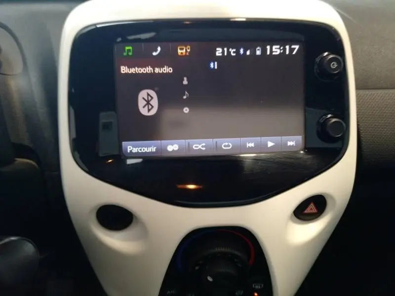 Écran tactile 7 pouces du système audio Bluetooth dans le tableau de bord blanc du Citroën C1 Millenium 2018.