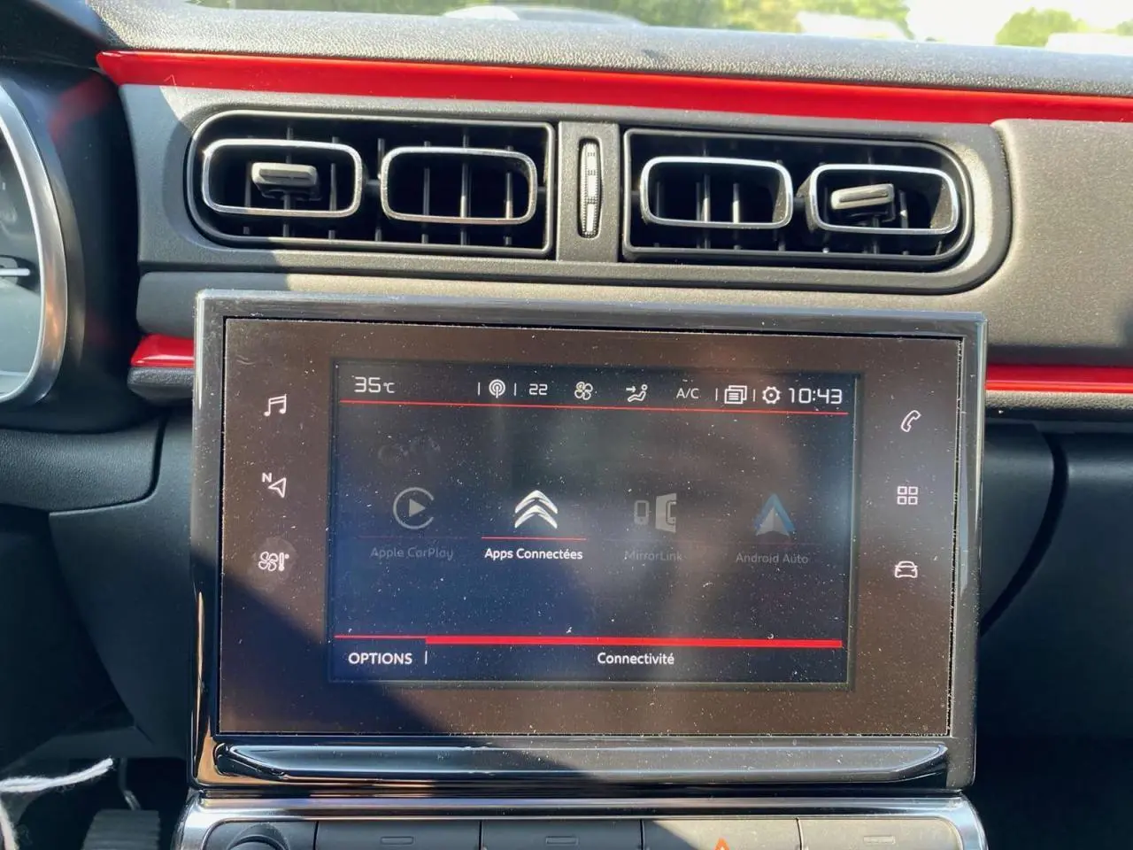 Tablette tactile 7 pouces du système CITROËN Connect Nav dans l'habitacle avec bandeau décoratif orange vif sur le tableau de bord