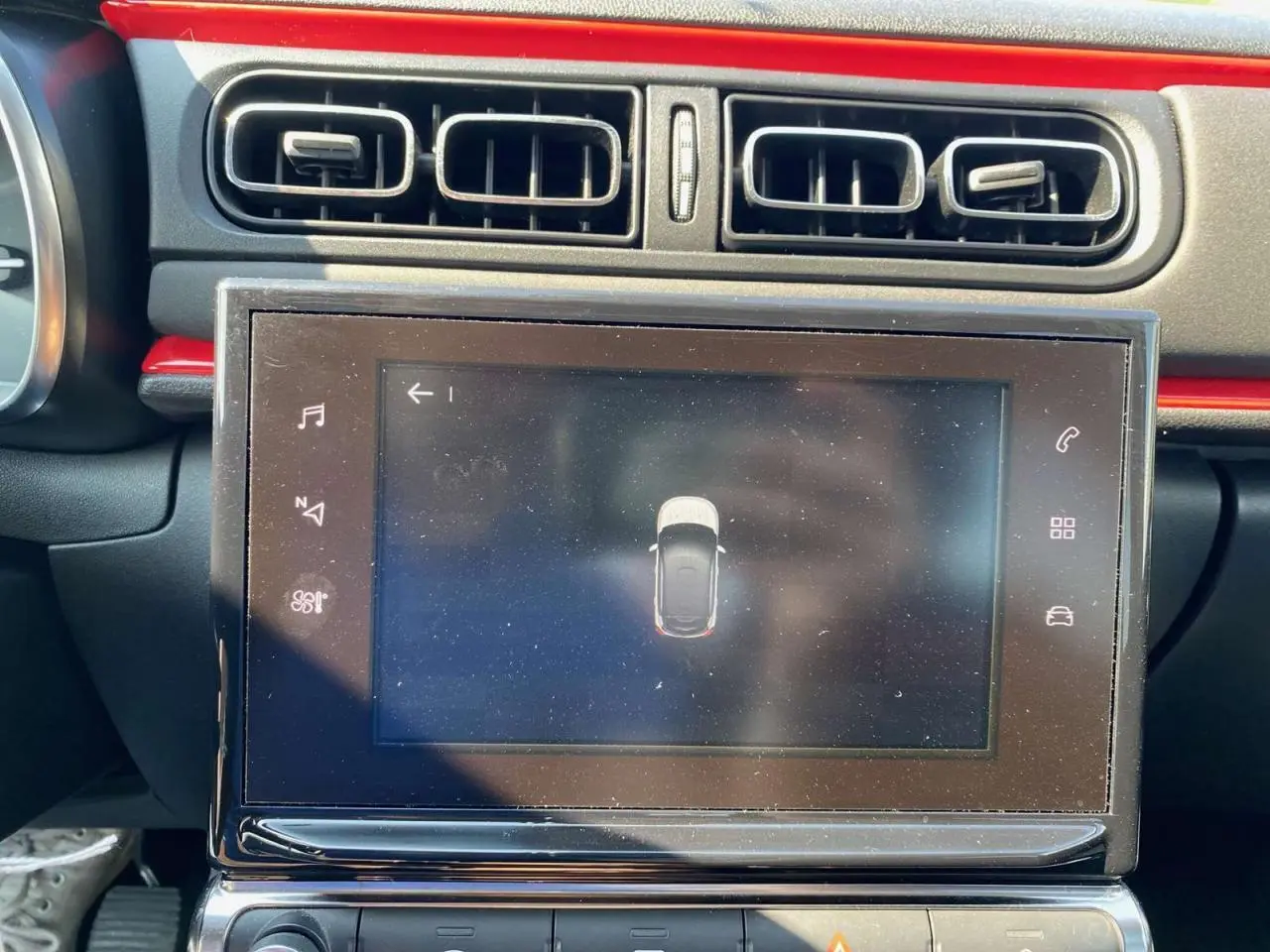 Tablette tactile 7 pouces du système CITROËN Connect Nav dans le tableau de bord rouge et noir d'une C3 Orange Shine 2018