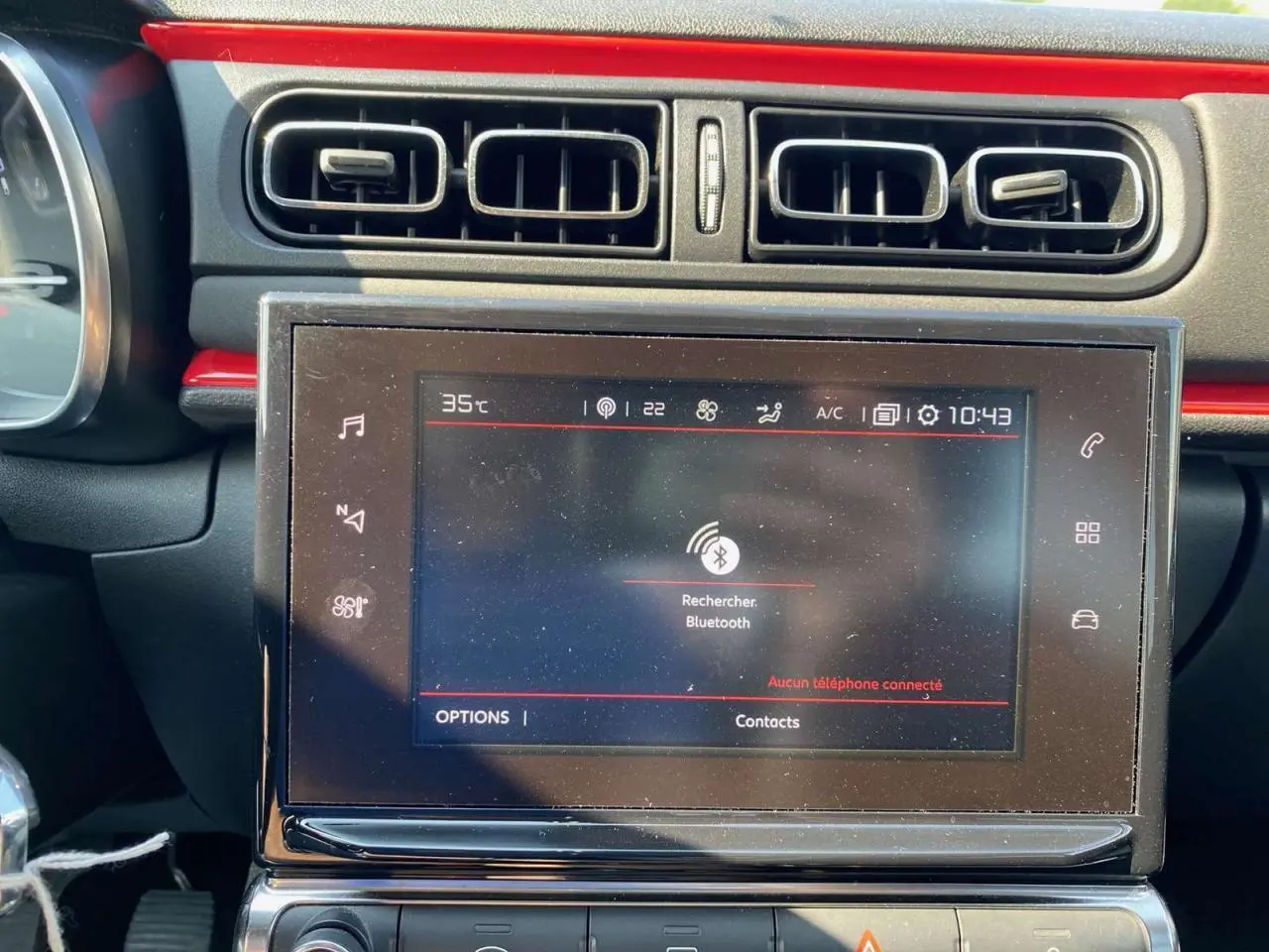 Tablette tactile 7 pouces affichant la recherche Bluetooth dans l'habitacle de la Citroën C3 Shine 2018.