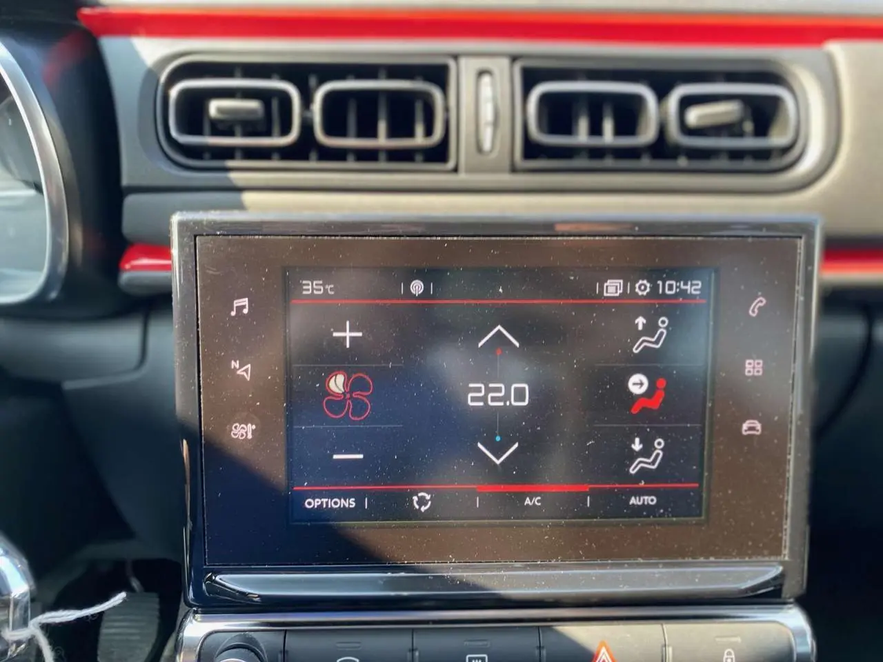 Écran tactile central de la Citroën C3 2018 affichant la climatisation automatique à 22°C, avec aérateurs noirs.