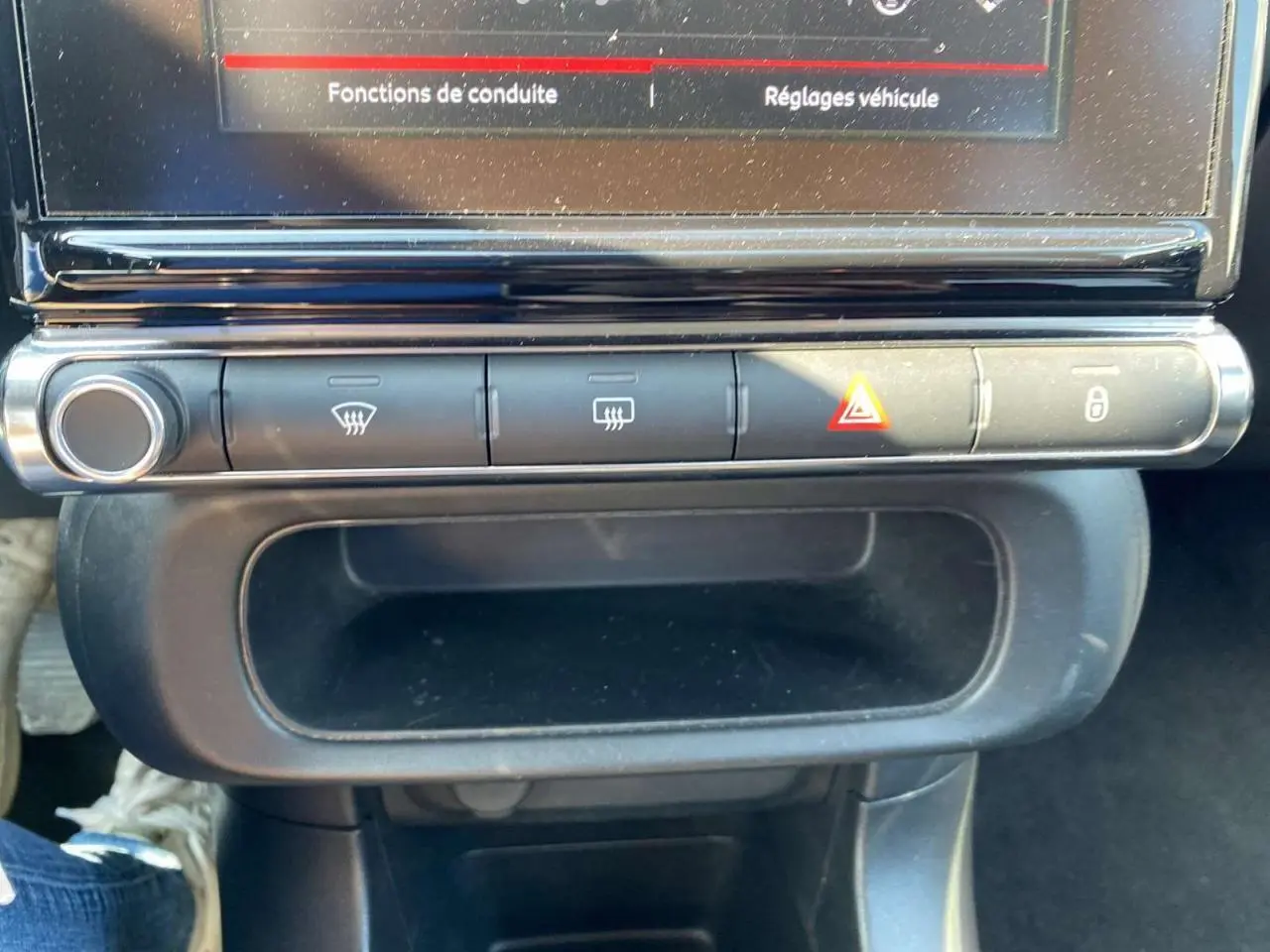 Gros plan sur la console centrale de la Citroën C3 2018, montrant les commandes de climatisation et le bouton de verrouillage.