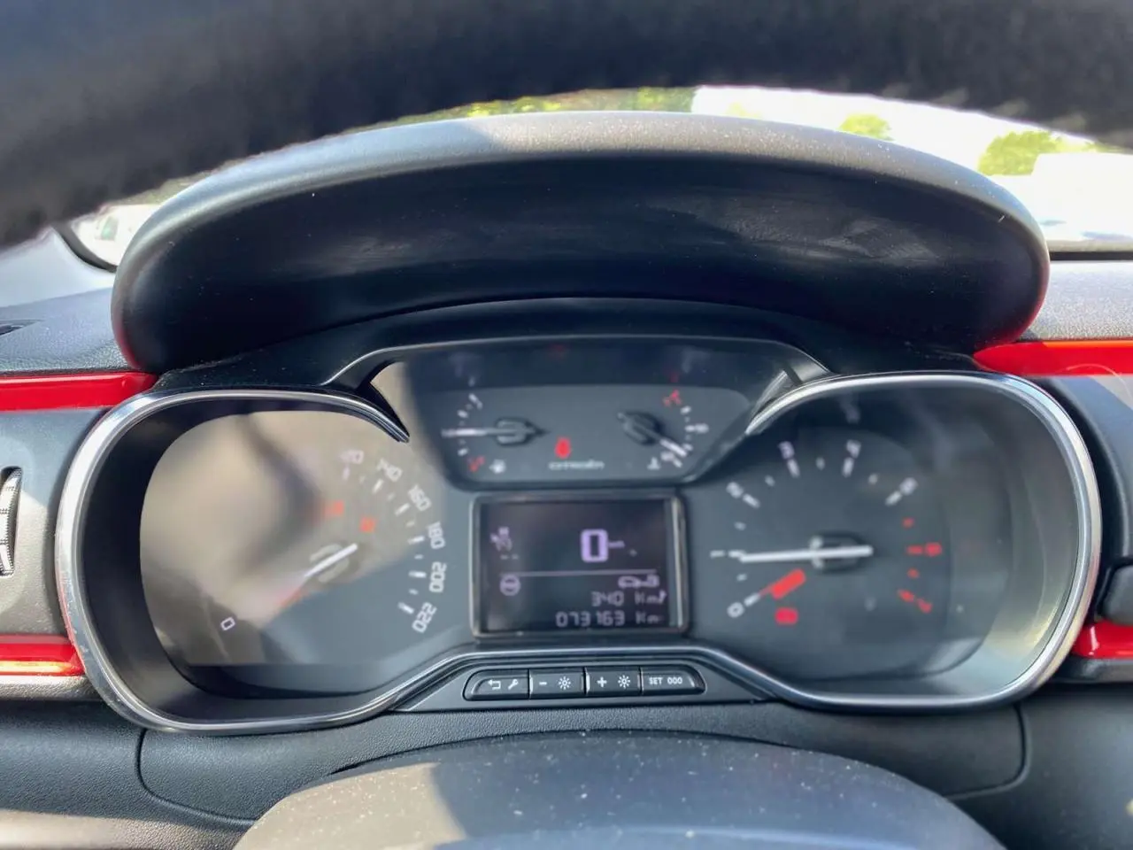 Vue rapprochée du tableau de bord de la Citroën C3 2018, avec affichage digital et compteurs analogiques.