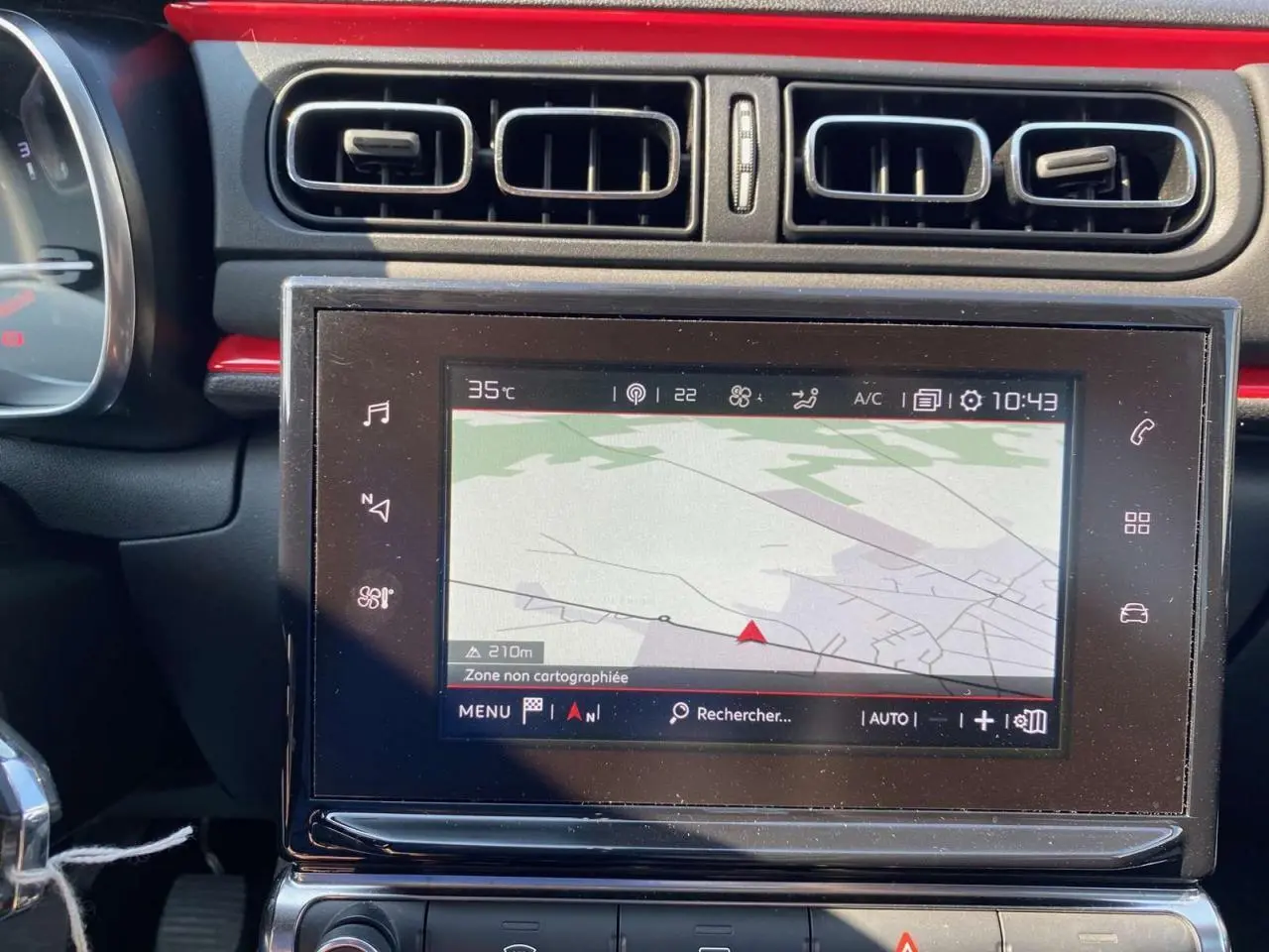 Vue rapprochée de la tablette tactile 7 pouces du GPS CITROEN Connect Nav sur tableau de bord noir et rouge.