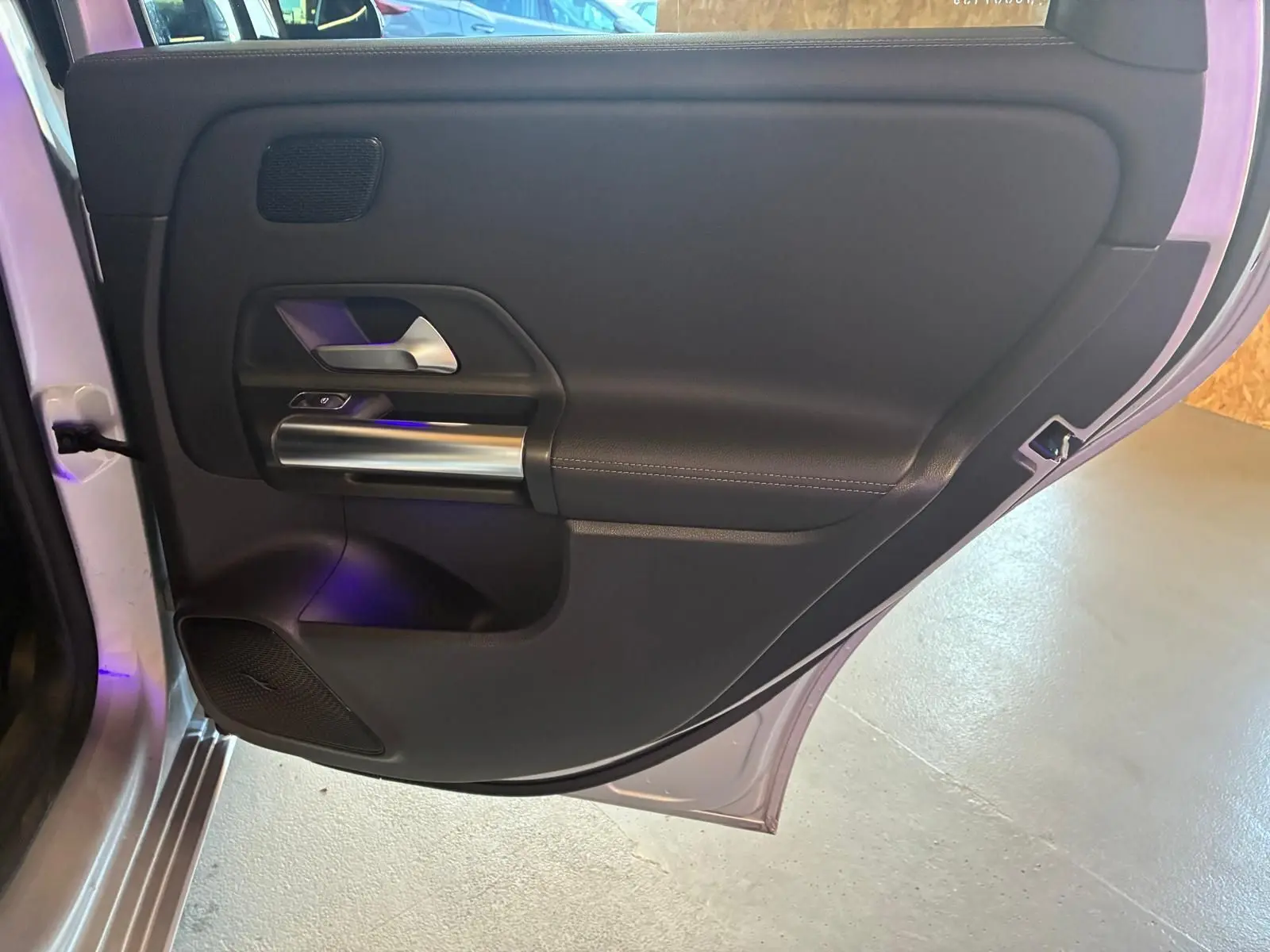 Vue intérieure de la porte arrière droite gris noir de la Mercedes Classe B 200D Progressive Line 2019.