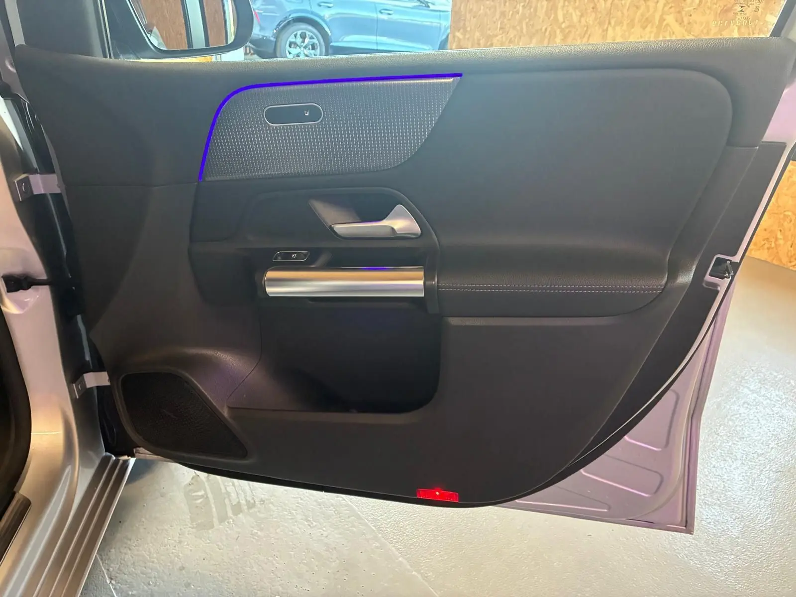 Vue intérieure de la porte avant gauche gris noir de la Mercedes Classe B 200D Progressive Line 2019.