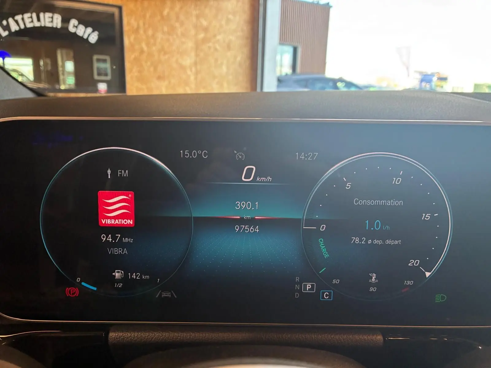 Tableau de bord numérique de la Mercedes Classe B 200D Progressive Line 2019, affichage consommation et radio FM.