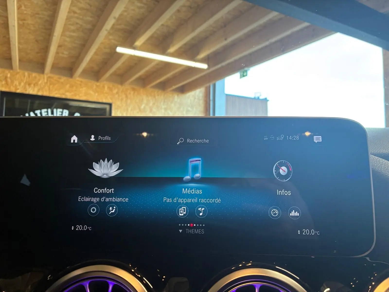 Écran tactile central de la Mercedes Classe B 200D Progressive Line 2019, affichant les options médias et confort.