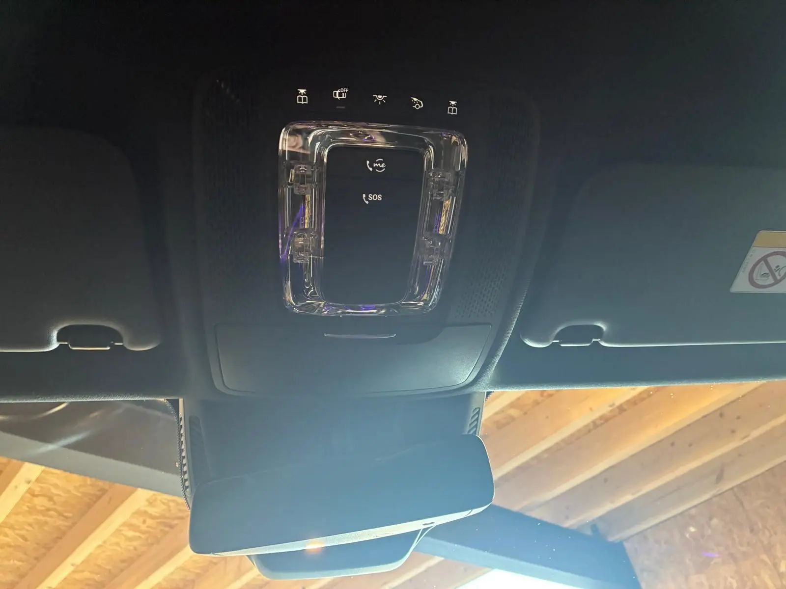 Vue intérieure du plafond avant d'une Mercedes Classe B 200D gris, montrant les commandes d'éclairage et le rétroviseur central.