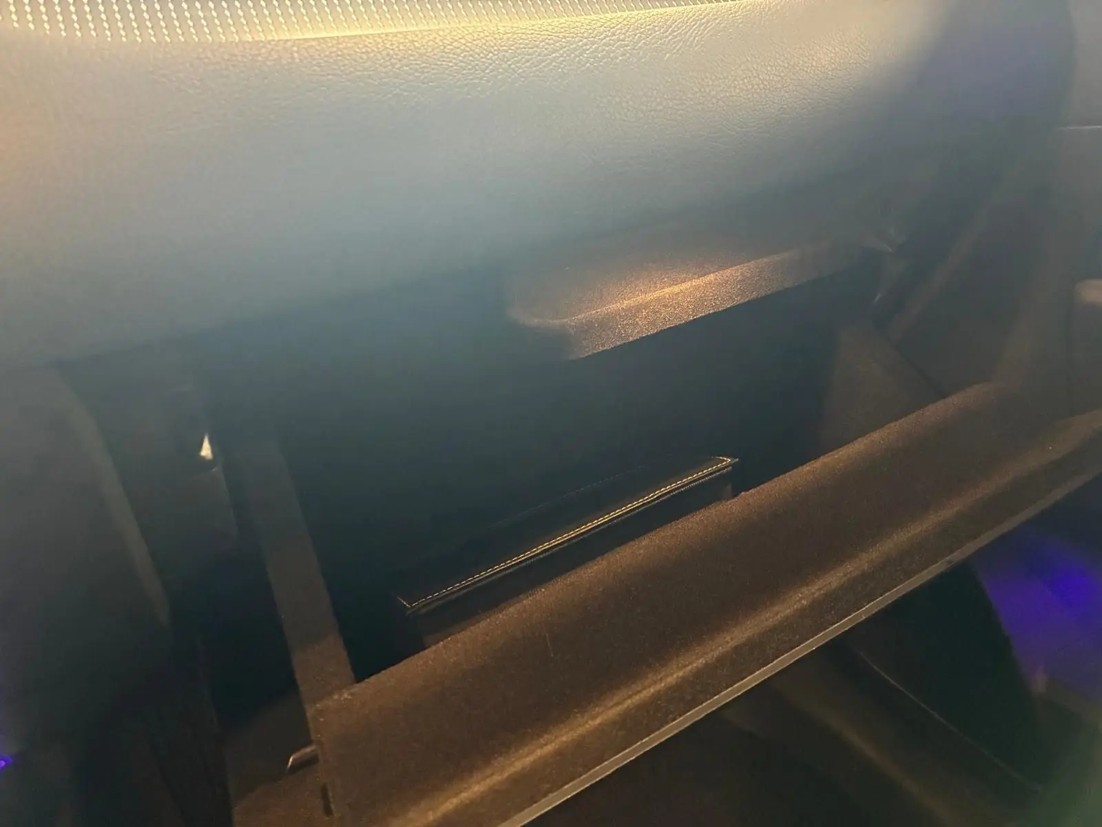 Coffre à gants ouvert de la Mercedes Classe B 200D Progressive Line 2019, intérieur gris noir en tissu.