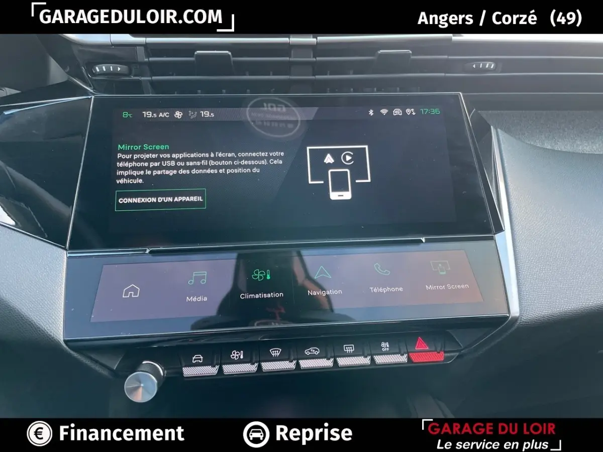 Vue rapprochée de l’écran tactile central du Peugeot 308 gris foncé 2024, affichant les commandes multimédia et climatisation.