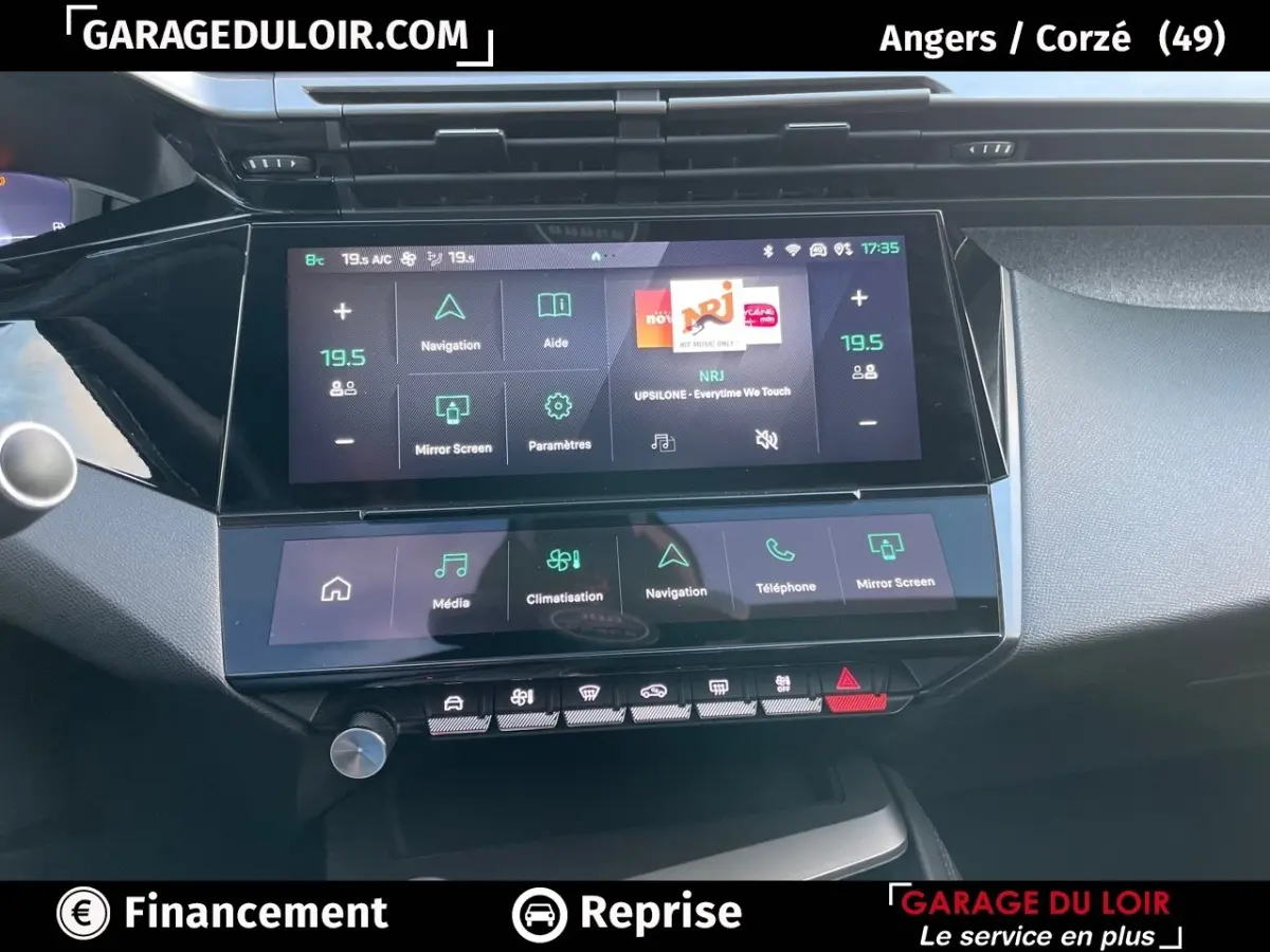 Vue rapprochée de l’écran tactile central et des commandes de la Peugeot 308 1.5 BlueHDi 130 Auto8 Allure gris foncé, 2024.