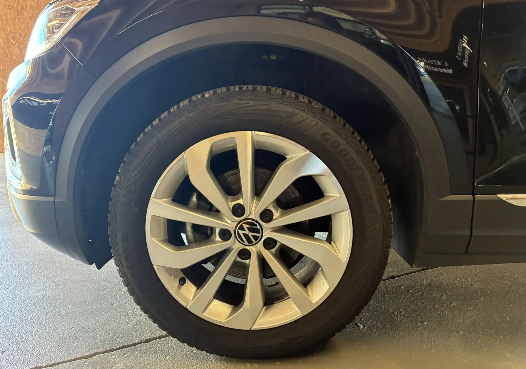 Gros plan sur la roue avant gauche du Volkswagen T-Roc noir 2025, mettant en valeur la jante alliage et le pneu Goodyear.